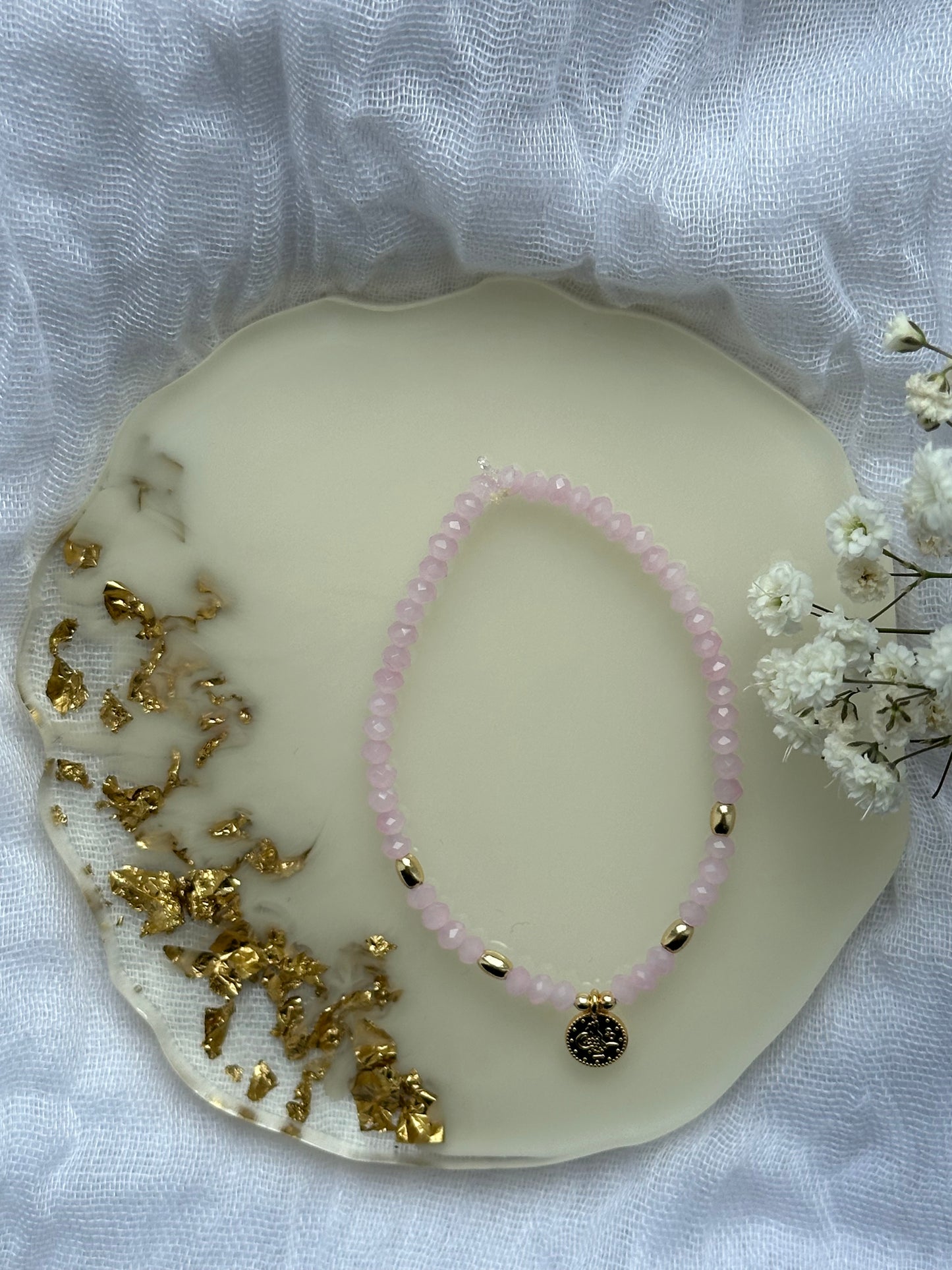 Perlenarmband mit Rosa Kristallperlen und Goldenen Taler Anhänger - 10526