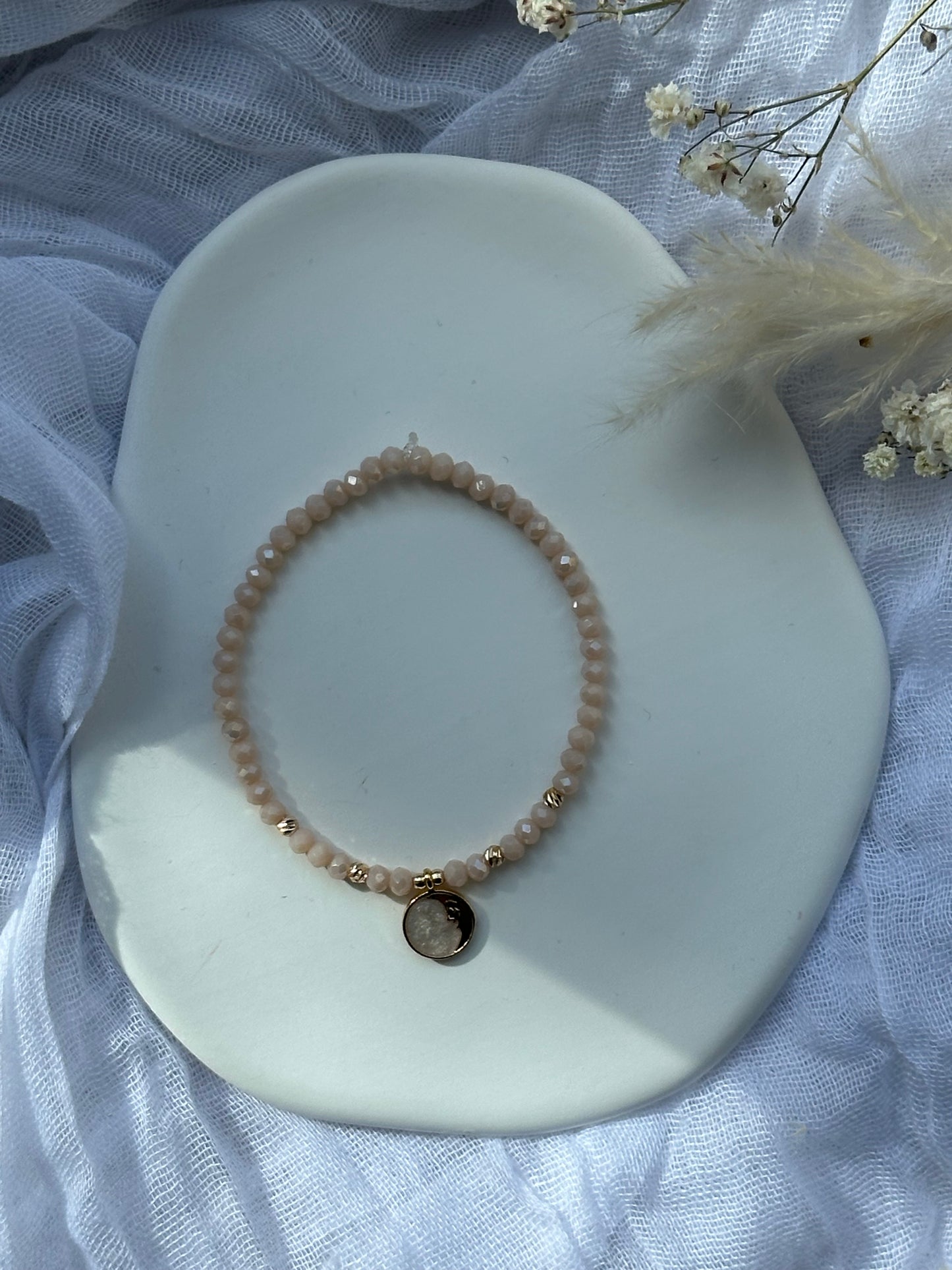 Perlenarmband mit Beigen Kristallperlen + Mond Anhänger - 10688