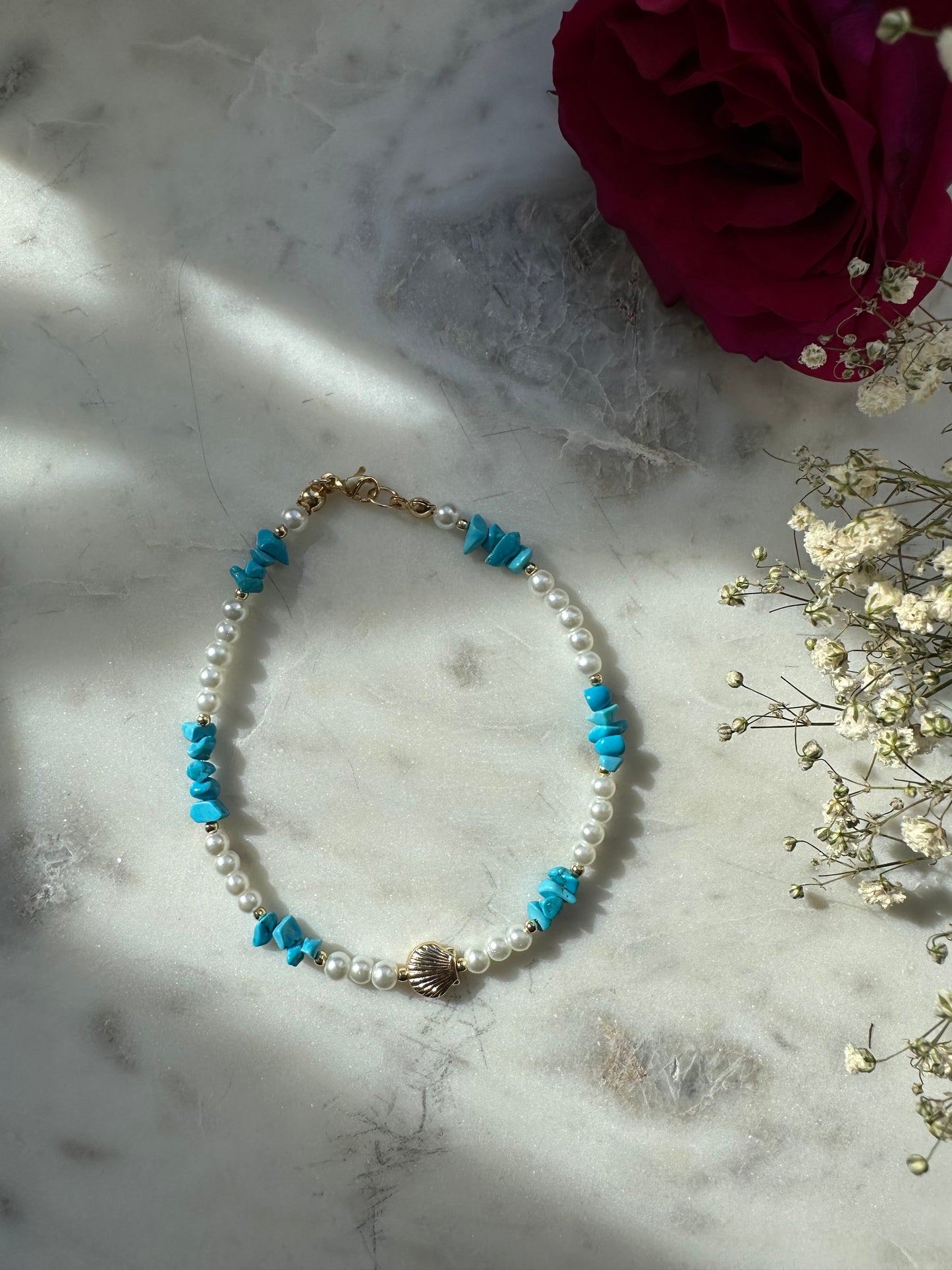 Fußkette mit weißen Perlen und Blauen Edelsteilen und Muschel Anhänger - 10084