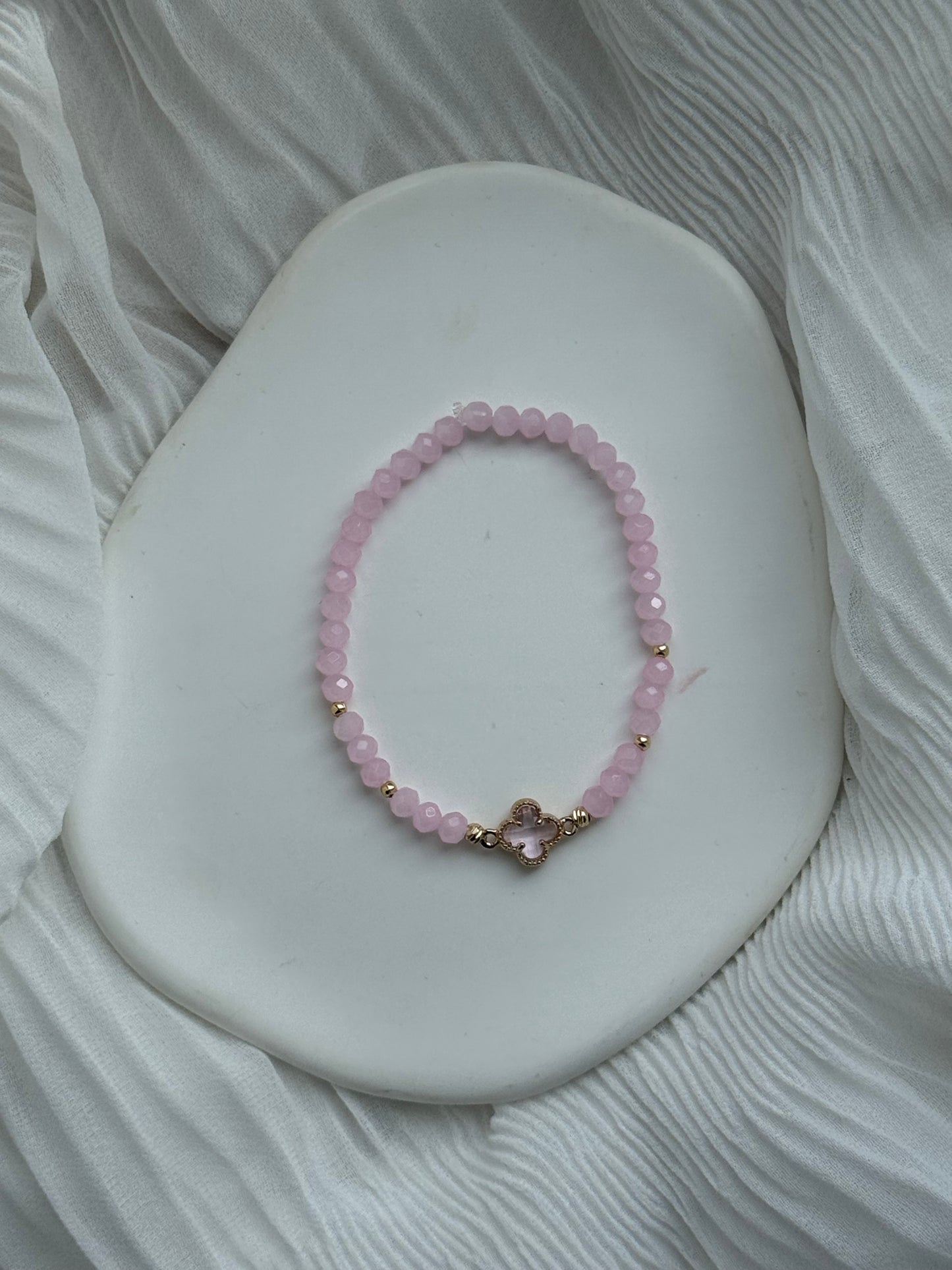 Perlenarmband mit Rosa Kristallperlen, Goldenen Details + Kleeblatt Anhänger - 111182