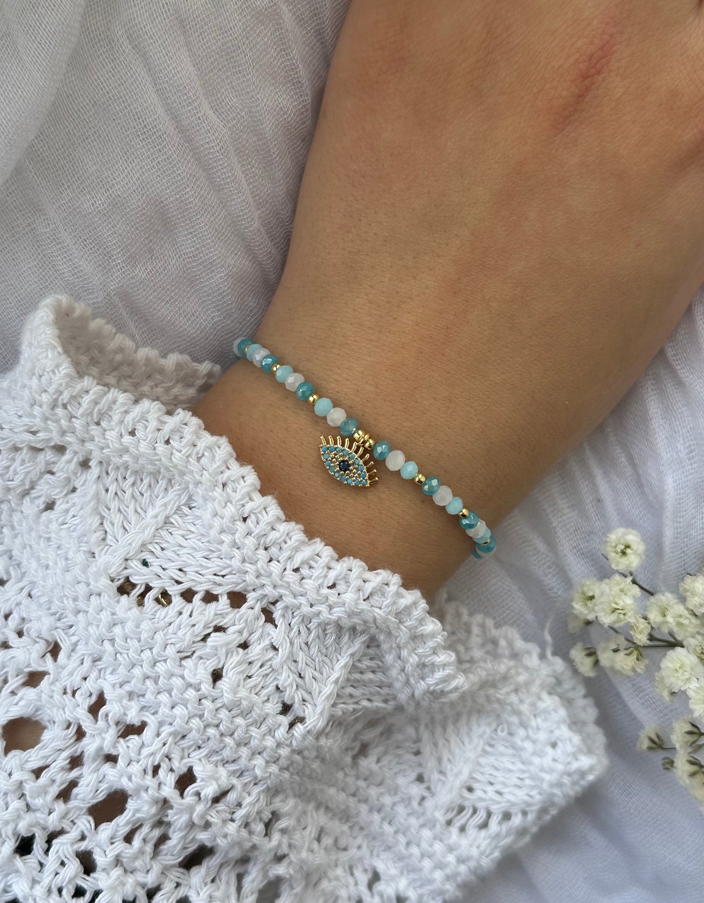 Perlenarmband mit Blauen und Weißen Kristallperlen und Augen Anhänger - 10512