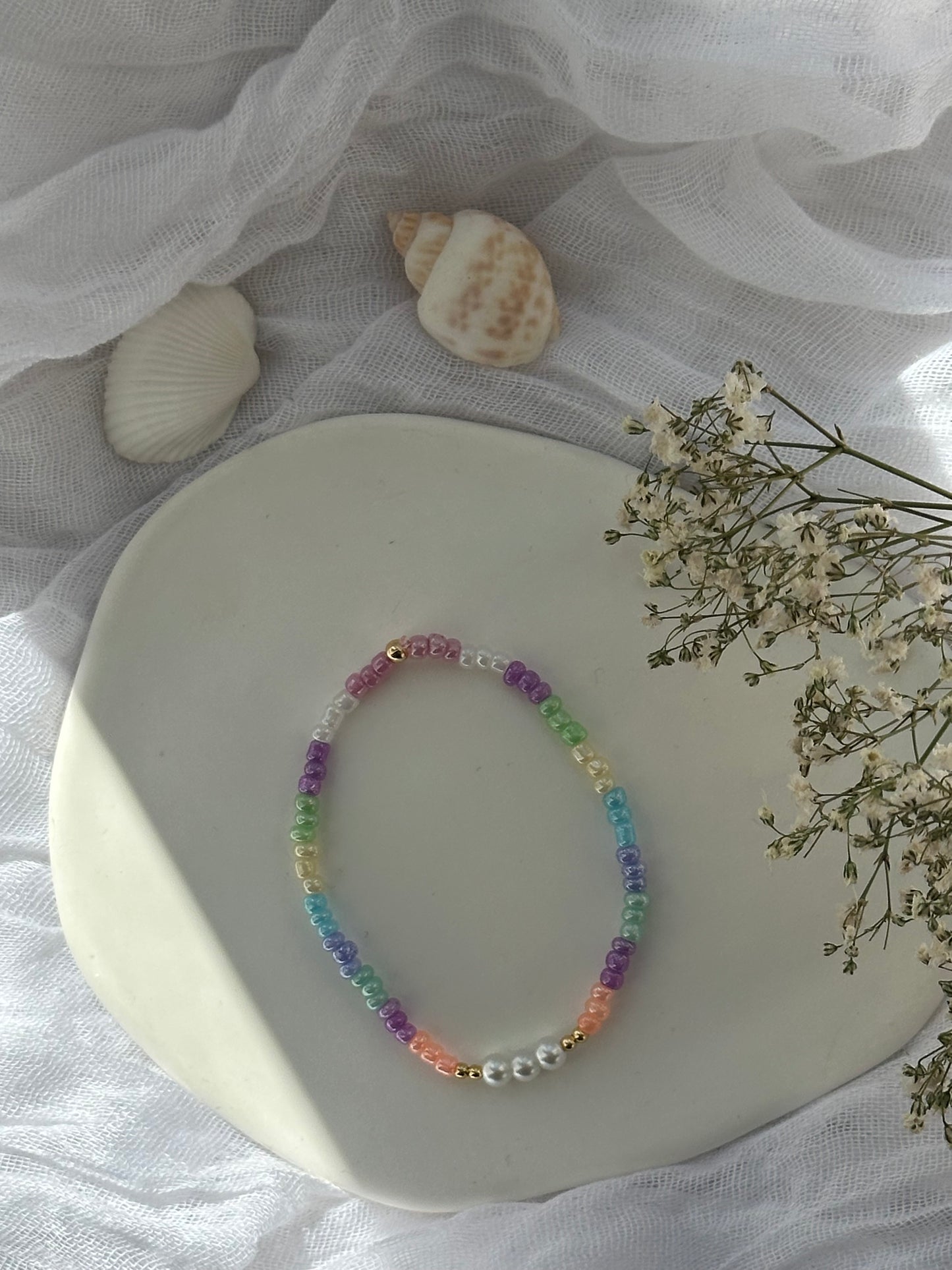Perlenarmband mit Bunten und Weißen Perlen - 10846