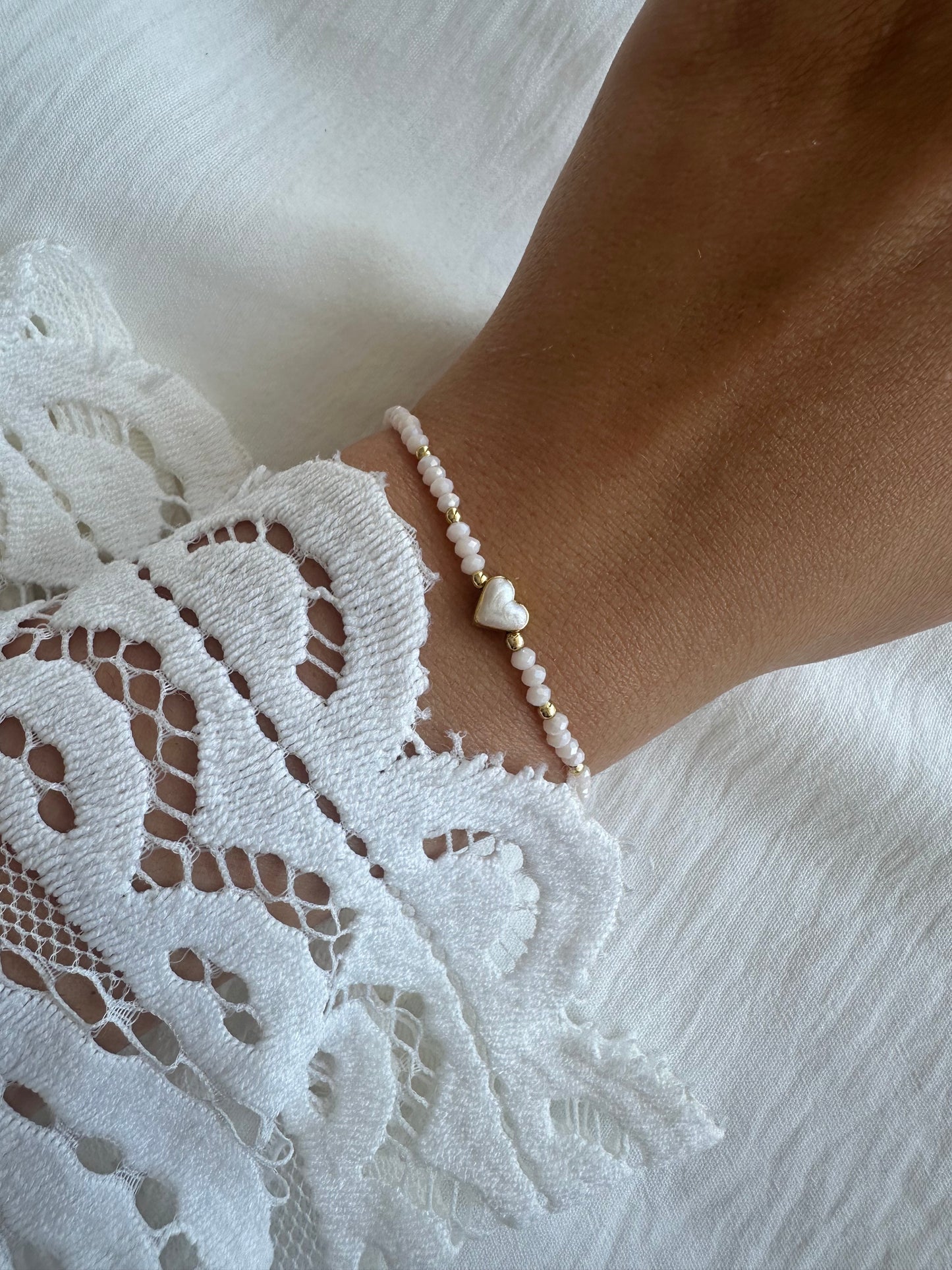 Perlenarmband mit Beigen Kristallperlen und Herz Anhänger - 10380