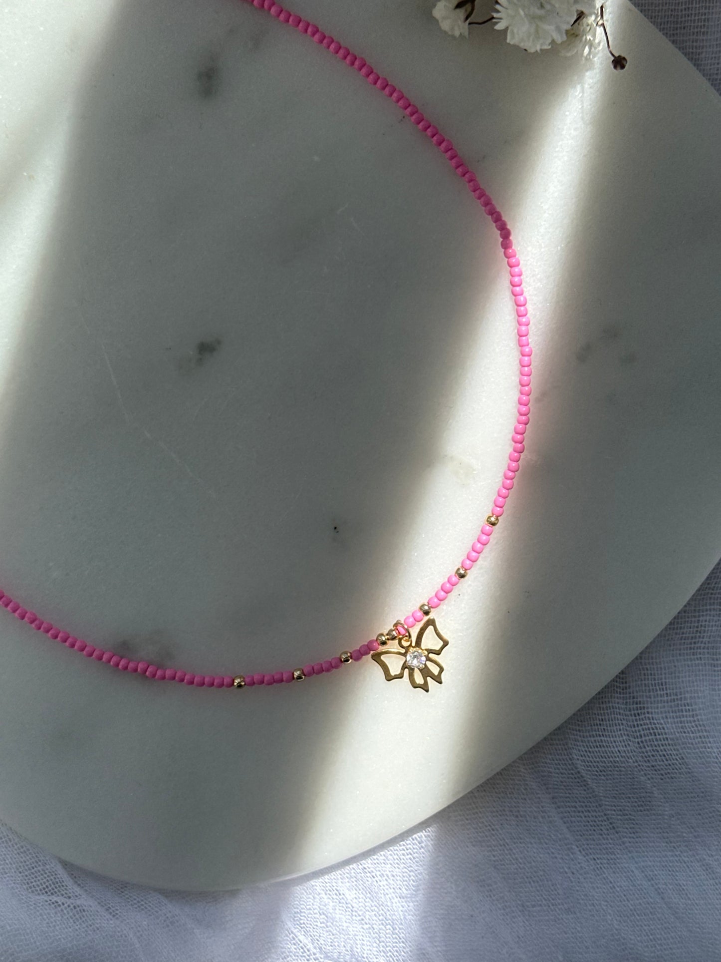 Perlenkette mit Pinken Perlen und Schleifen Anhänger - 10706