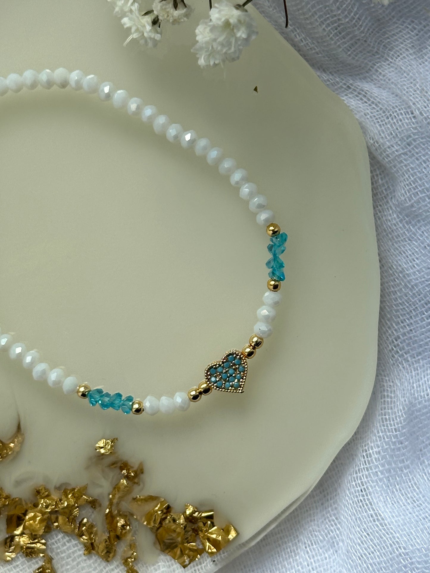 Perlenarmband mit Weißen und Blauen Kristallperlen und Zirkonia Herz Anhänger - 10522