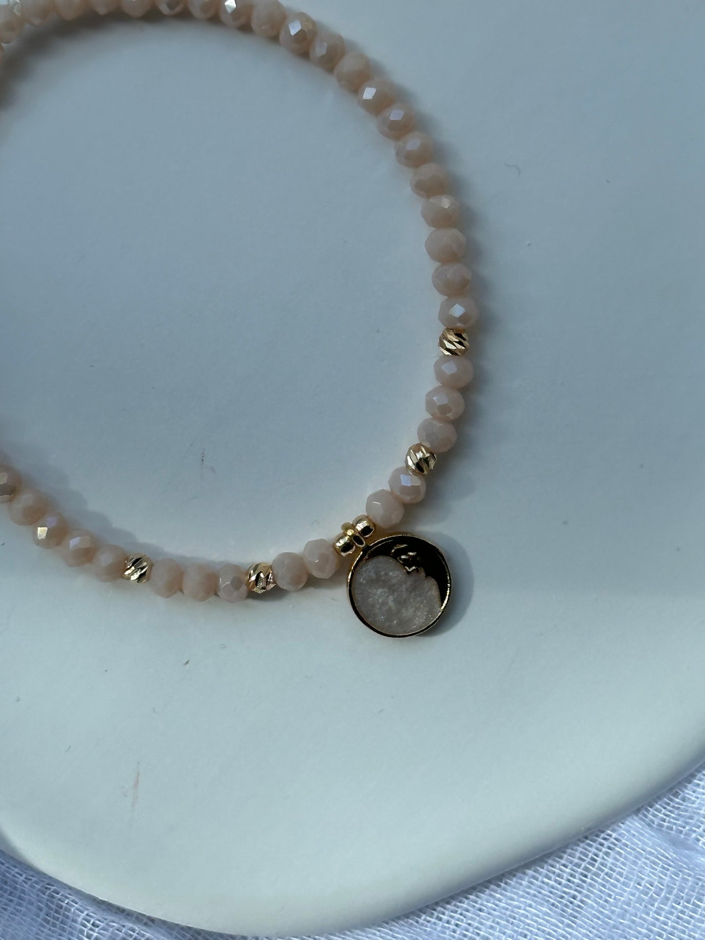 Perlenarmband mit Beigen Kristallperlen + Mond Anhänger - 10688