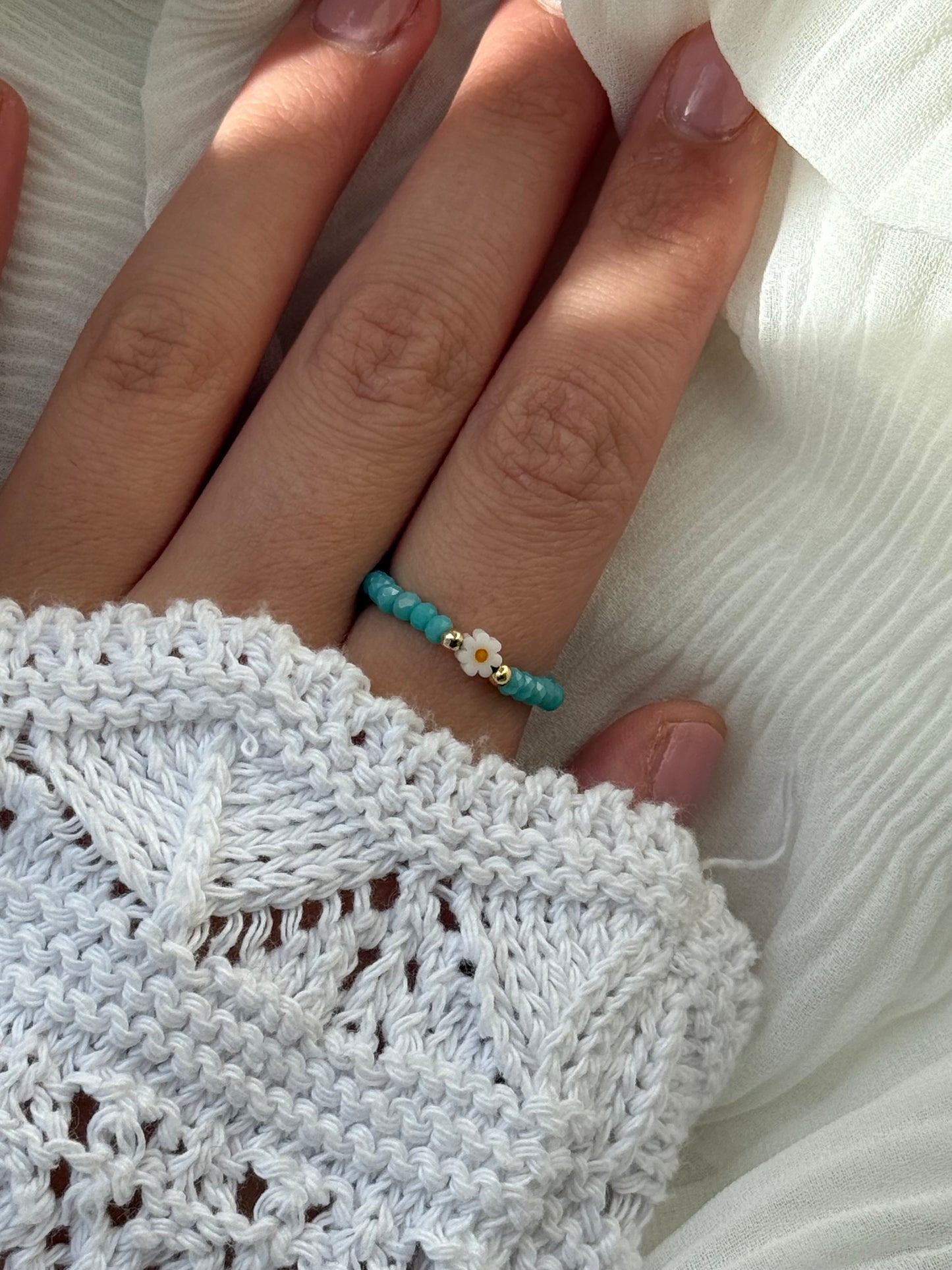 Perlenring mit Türkisen Kristallperlen, Goldenen Details + Papatya Anhänger - 111206