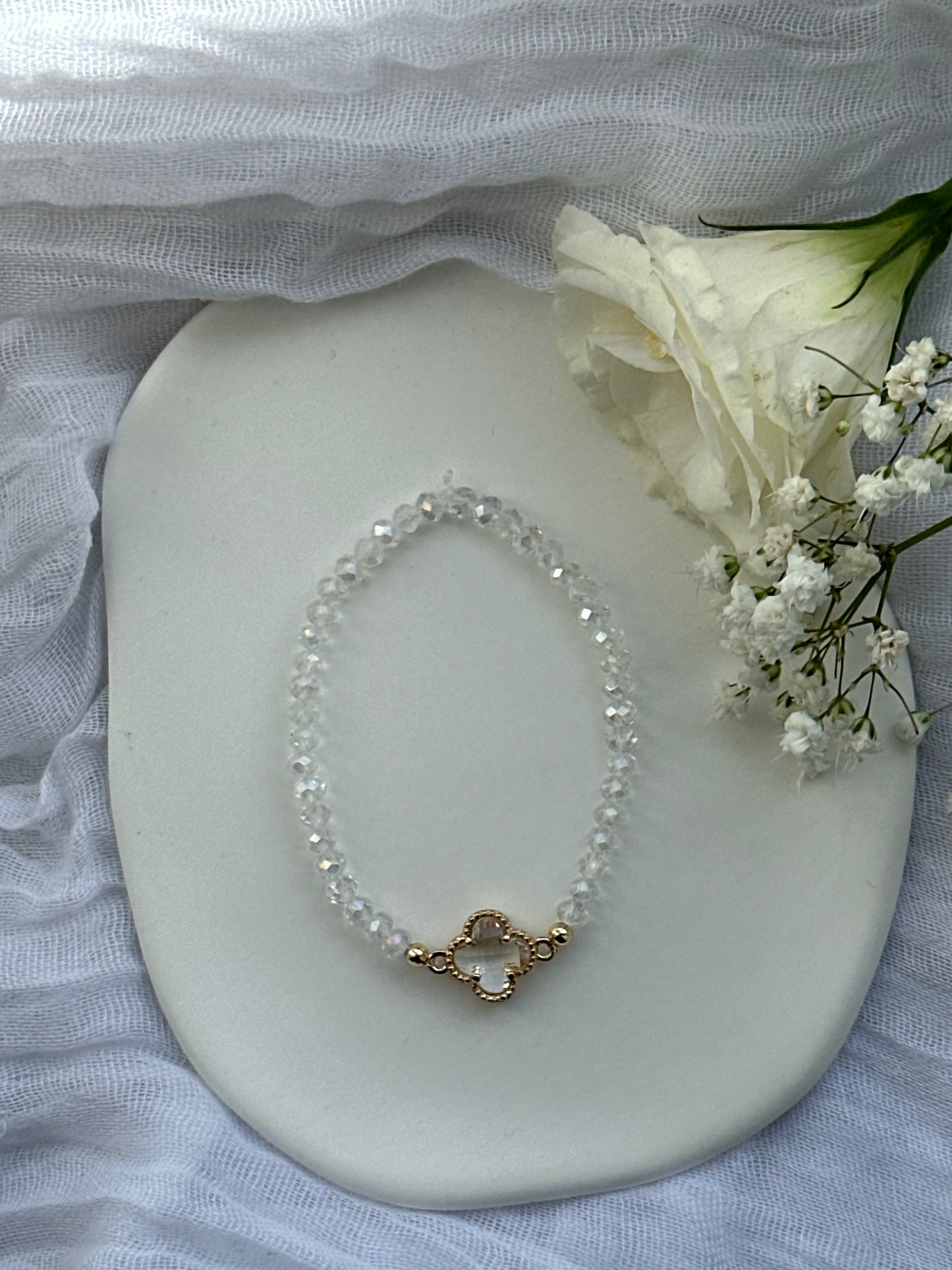 Perlenarmband mit Durchsichtigen Kristallperlen und Kleeblatt Anhänger - 10573