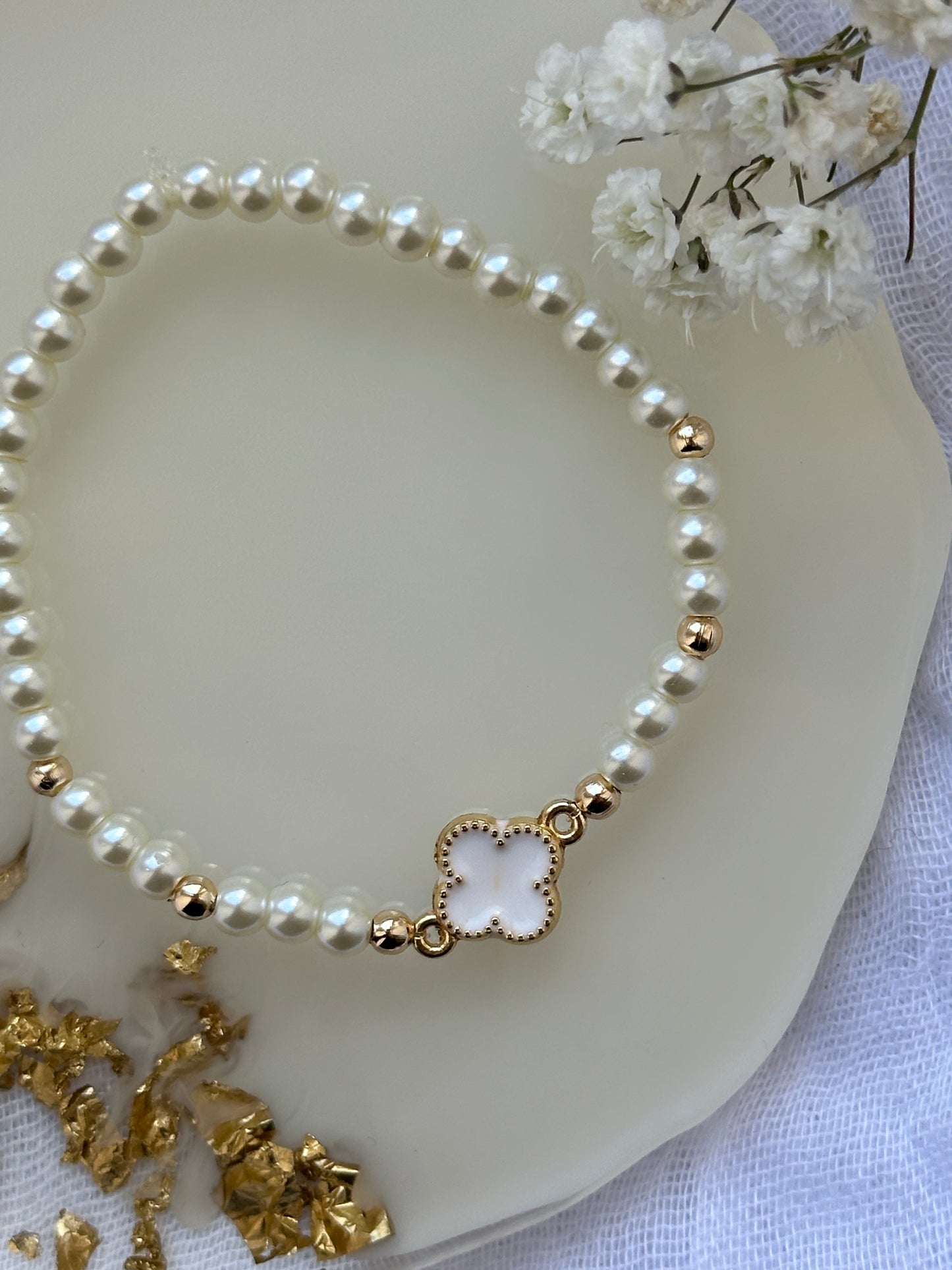 Perlenarmband mit Weißen / Beigen Glasperlen und Kleeblatt Anhänger - 10523