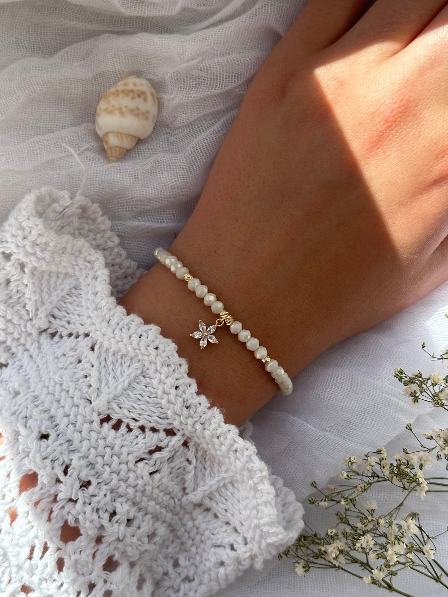 Perlenarmband mit Beigen Kristallperlen und goldenen Perlen + Blumen Anhänger - 10820