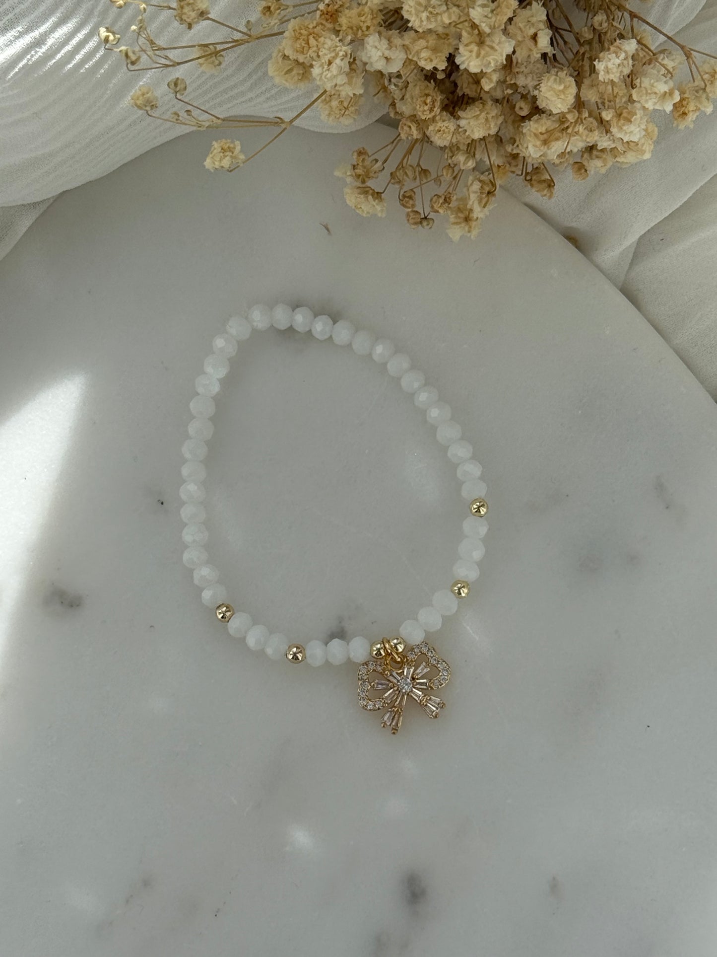 Perlenarmband mit Weißen Kristallperlen, Goldenen Perlen + Schleifen Anhänger - 2175