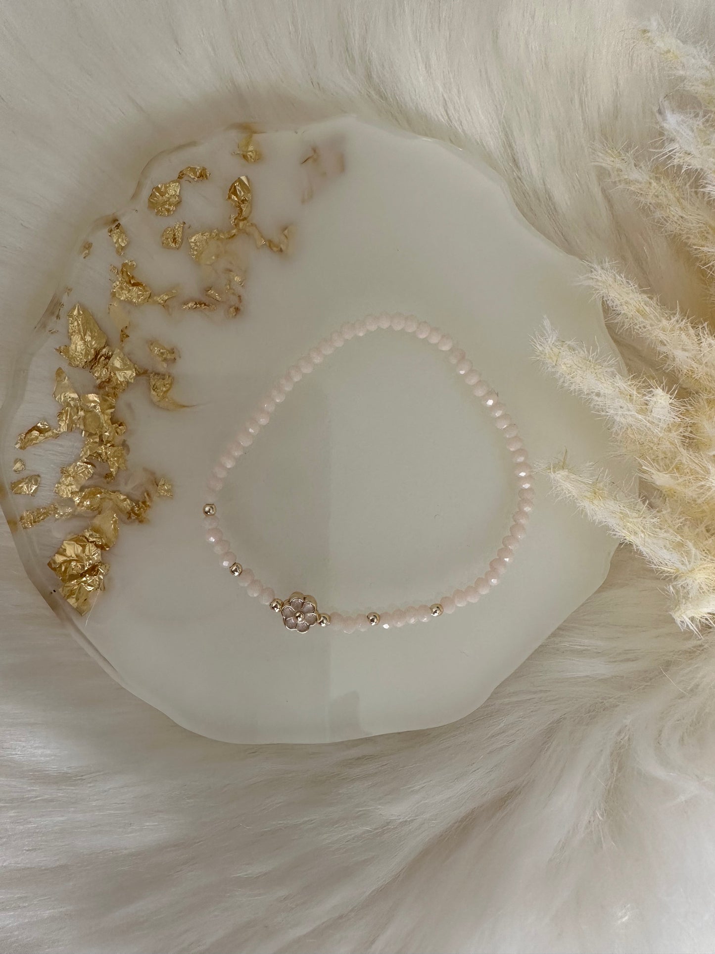 Perlenarmband mit beigen Perlen und Blumen Anhänger - 10448
