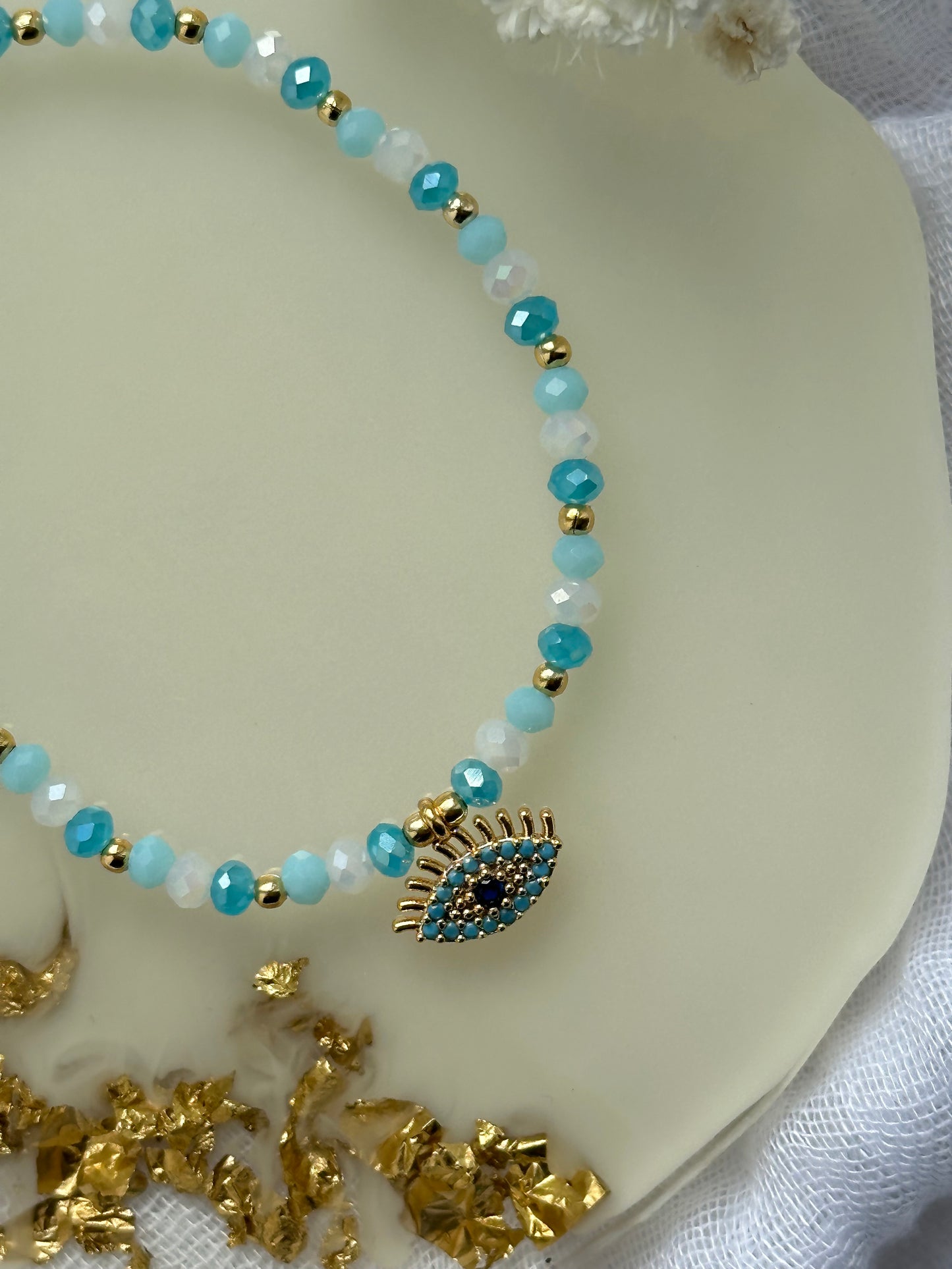 Perlenarmband mit Blauen und Weißen Kristallperlen und Augen Anhänger - 10512