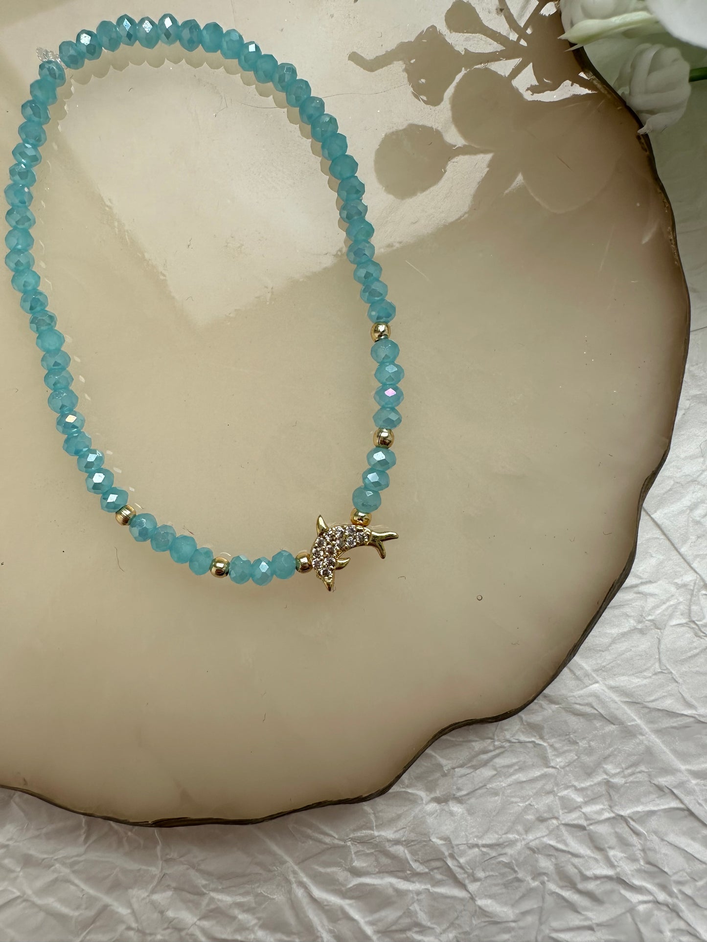 Perlenarmband mit Hellblauen Perlen und Delfin Anhänger - 10242