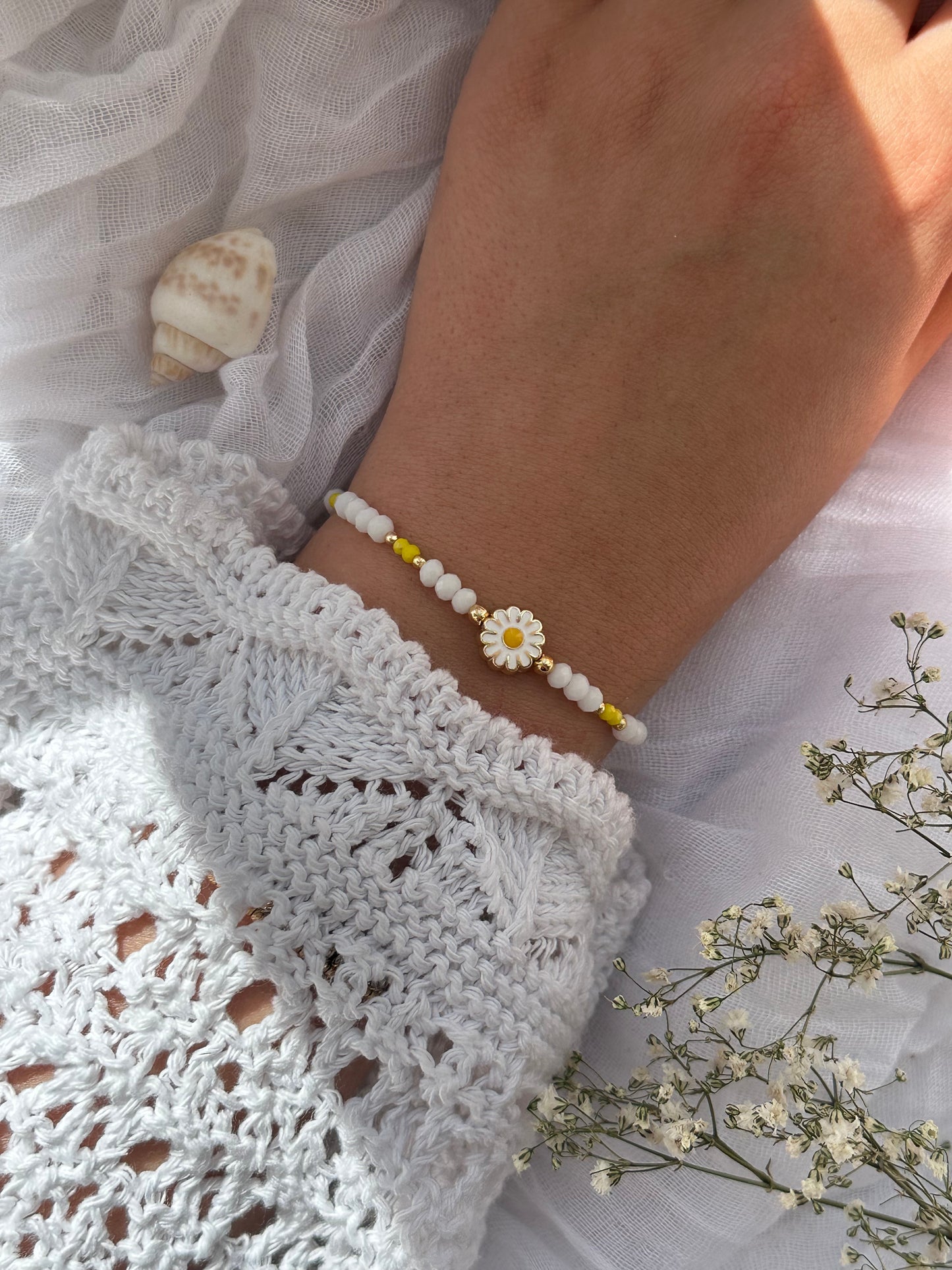 Perlenarmband mit Gelben, Weißen Kristallperlen und Goldenen Perlen + Papatya Anhänger - 10843