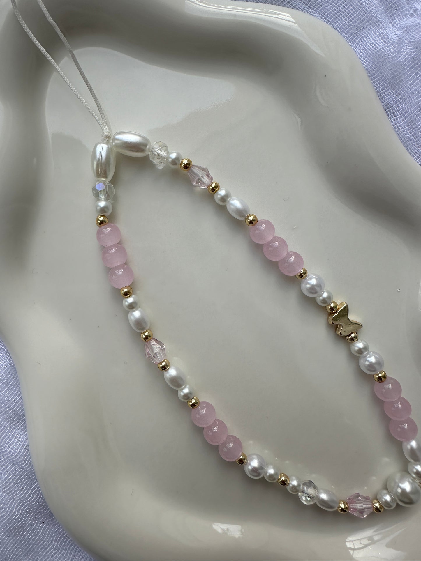 Handykette mit Weißen und Rosa Perlen und Schmetterling Anhänger - 10074
