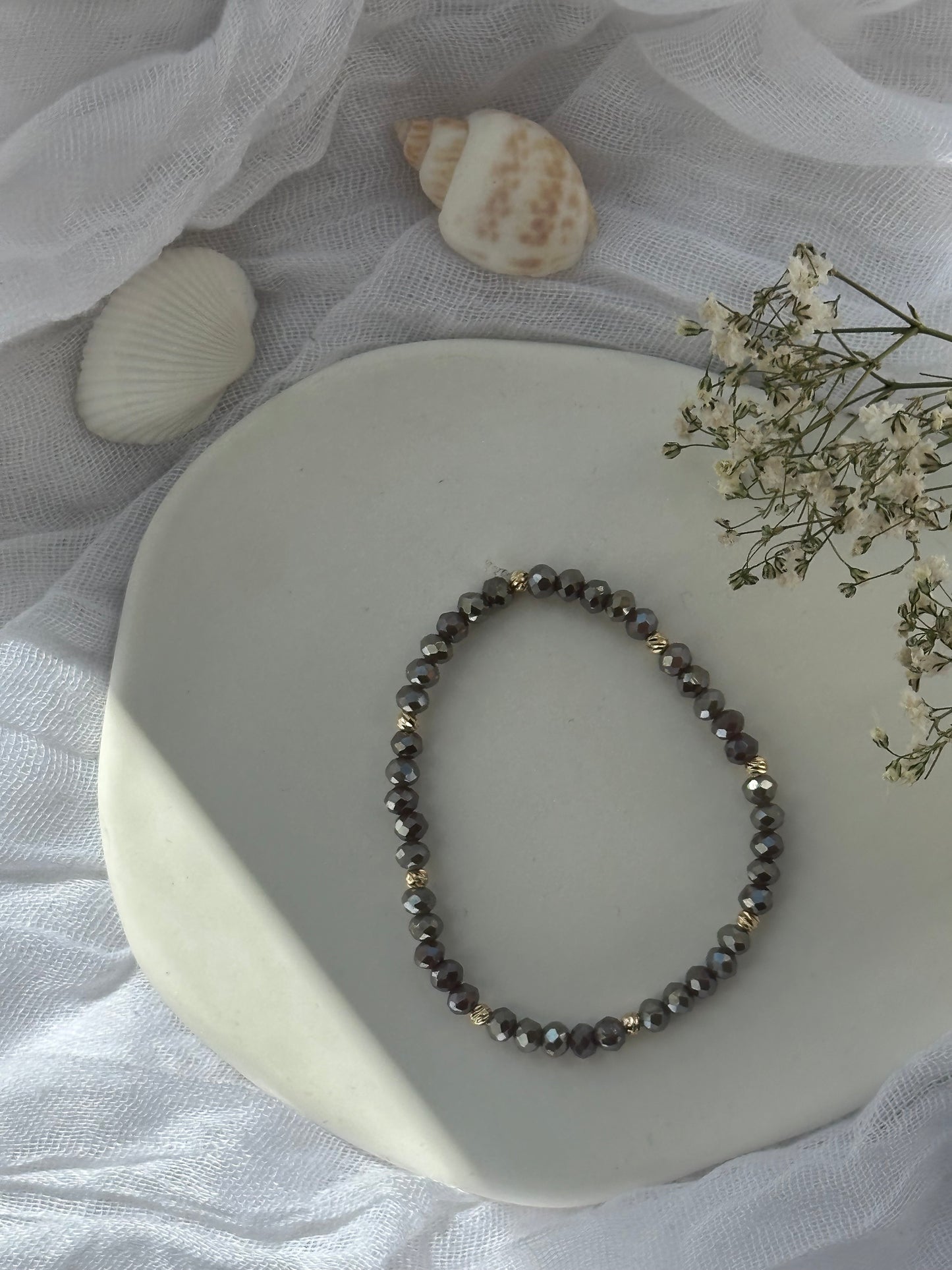 Perlenarmband mit Kristallperlen und Goldenen Dorika Perlen - 10834