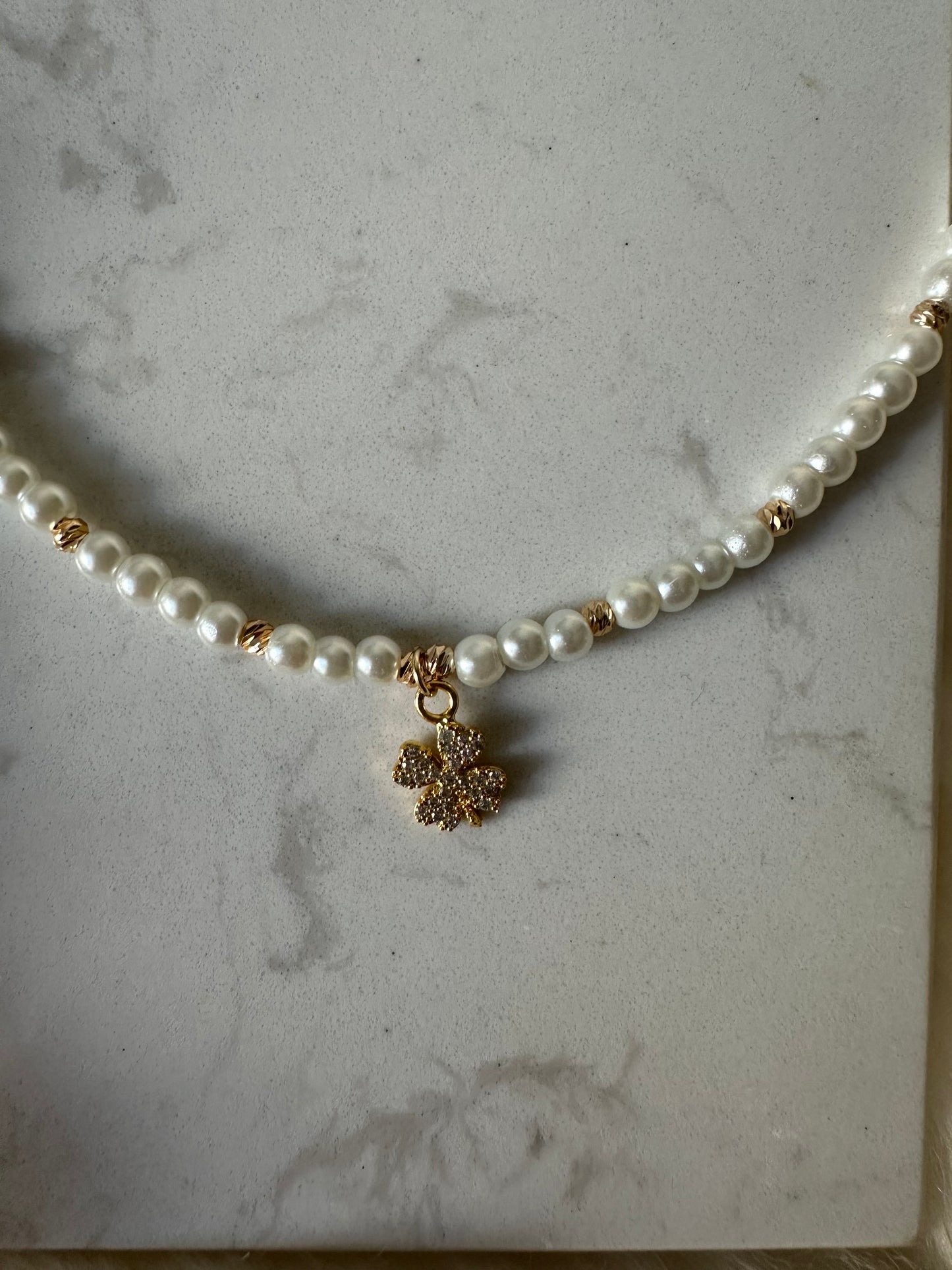 Perlenkette chocker weiß mit goldenen Kleeblatt Anhänger - 10182