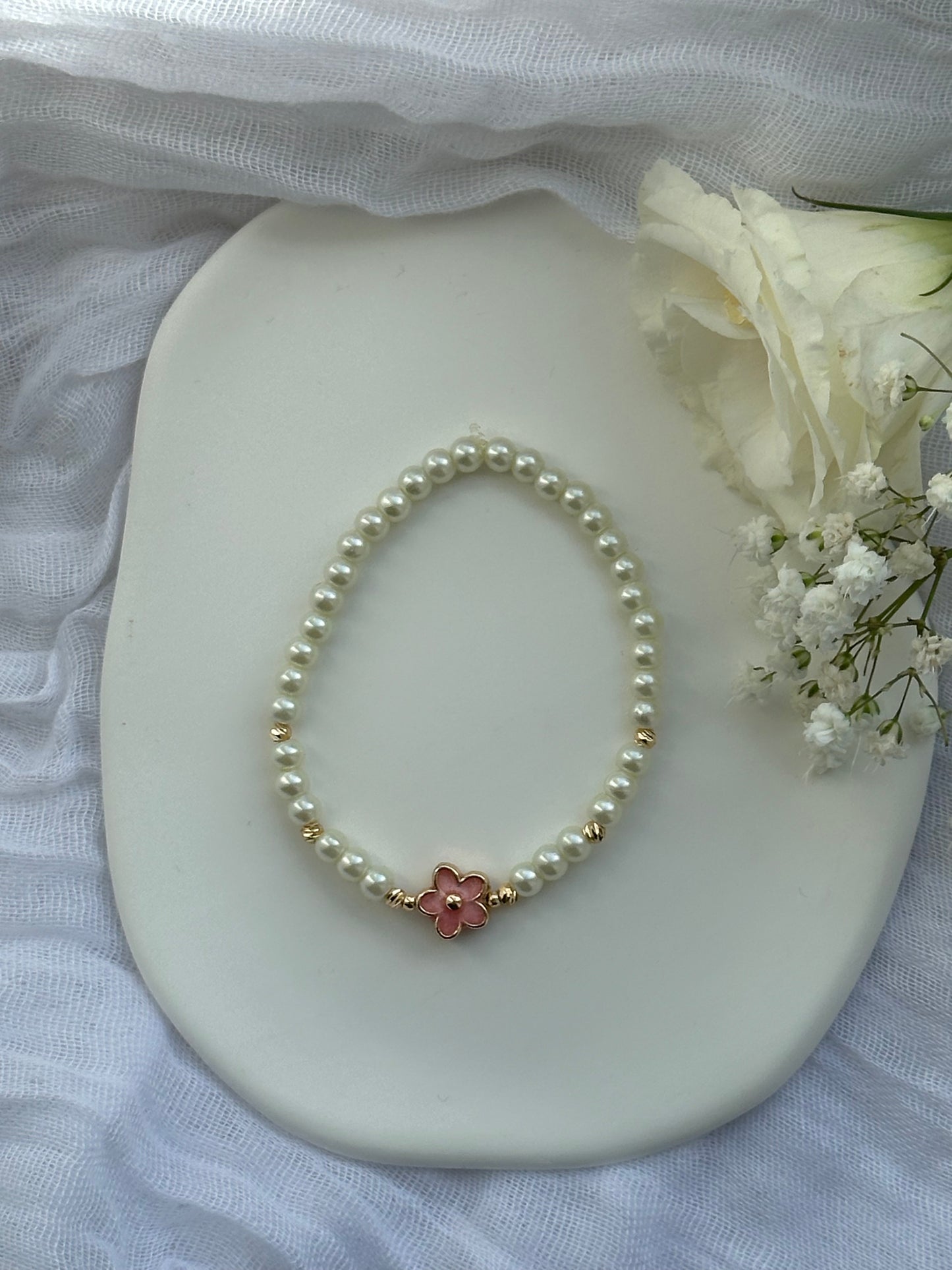 Perlenarmband mit Beigen Perlen und Rosa Blumen Anhänger - 10570