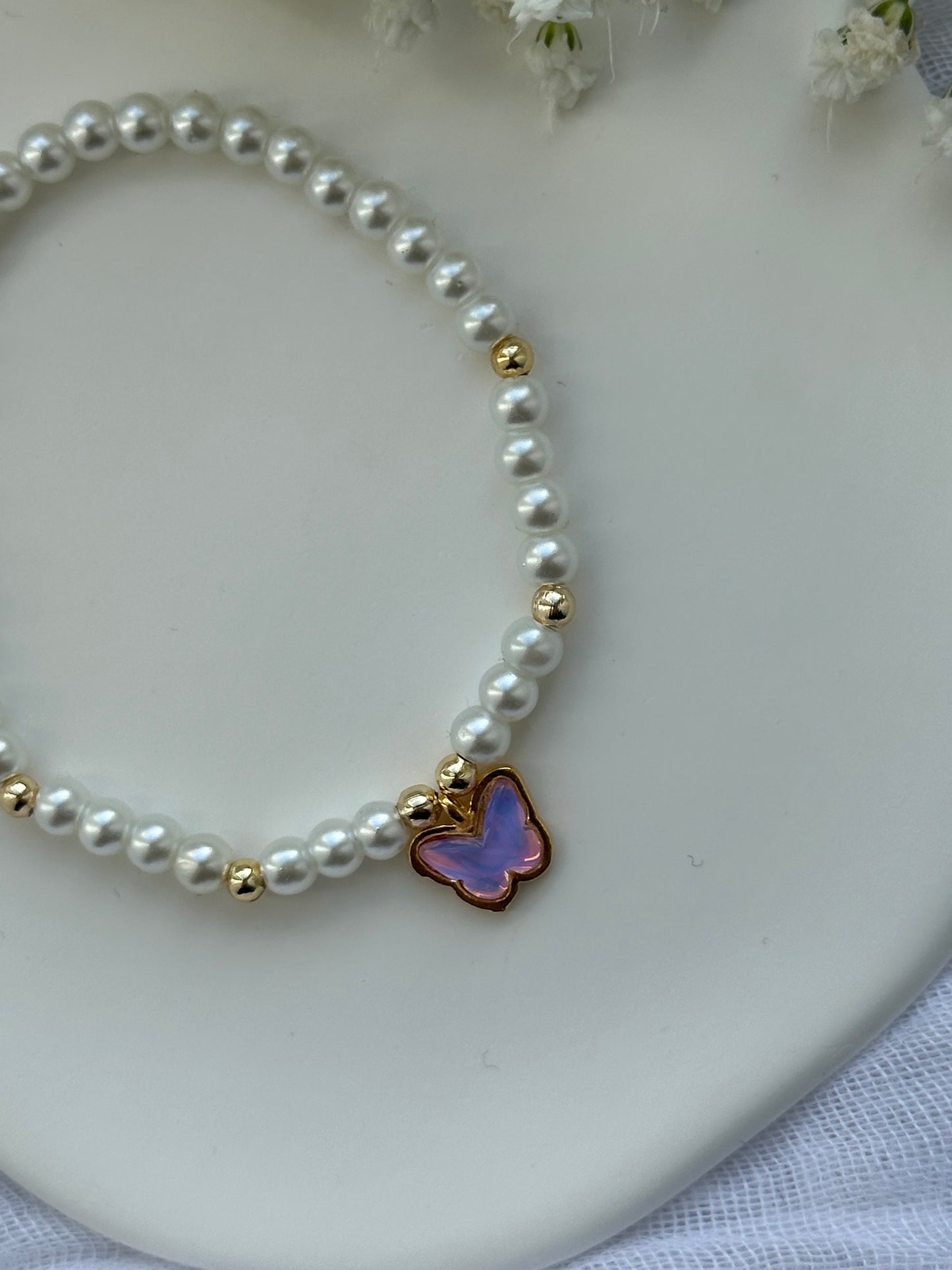 Perlenarmband mit Weißen Perlen und Schmetterling Anhänger - 10566