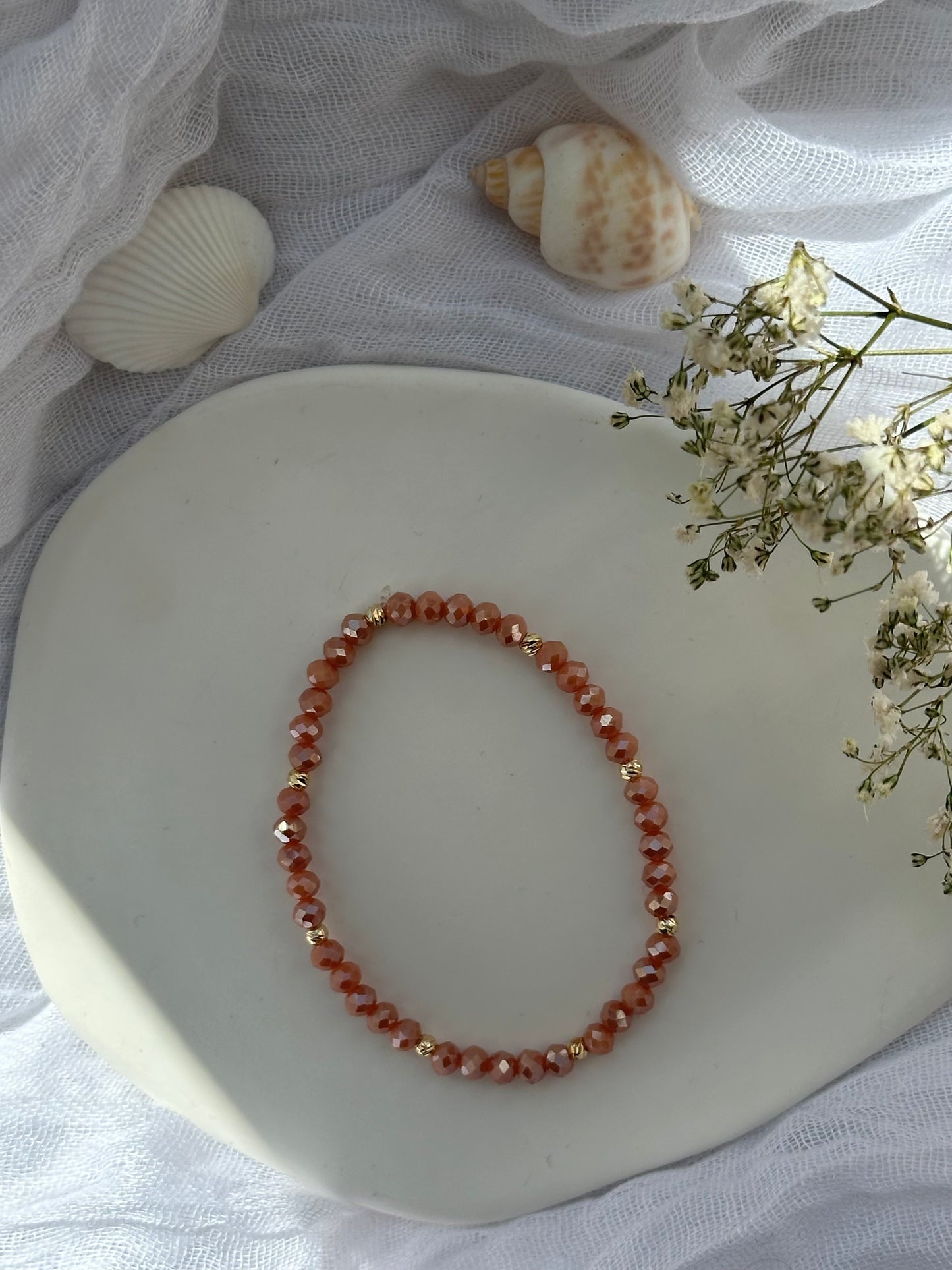 Perlenarmband mit Kristallperlen und goldenen Dorika Perlen - 10826