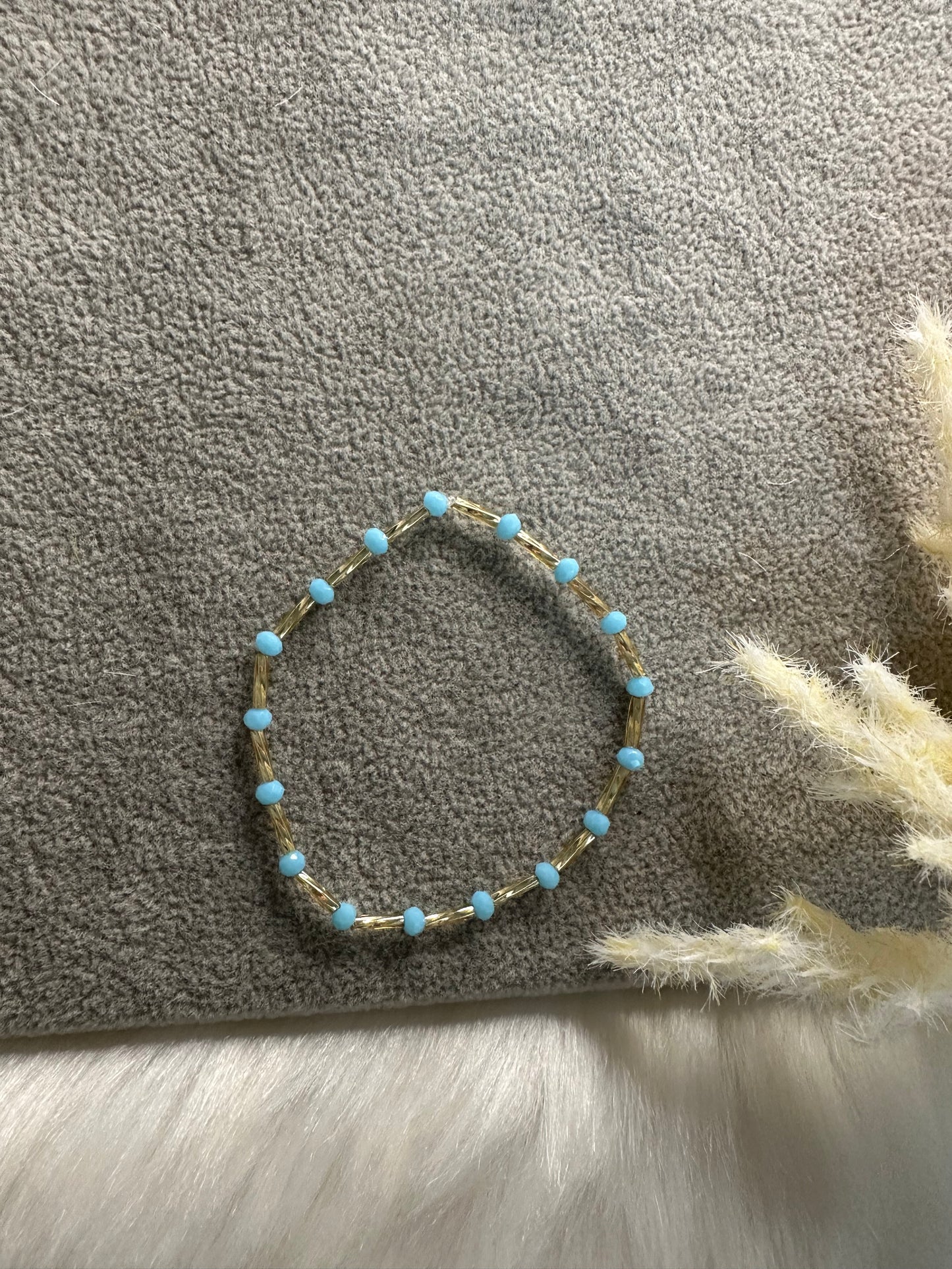 Perlenarmband mit Blauen Kristallperlen und einem goldenen Stiftperlen - 10231
