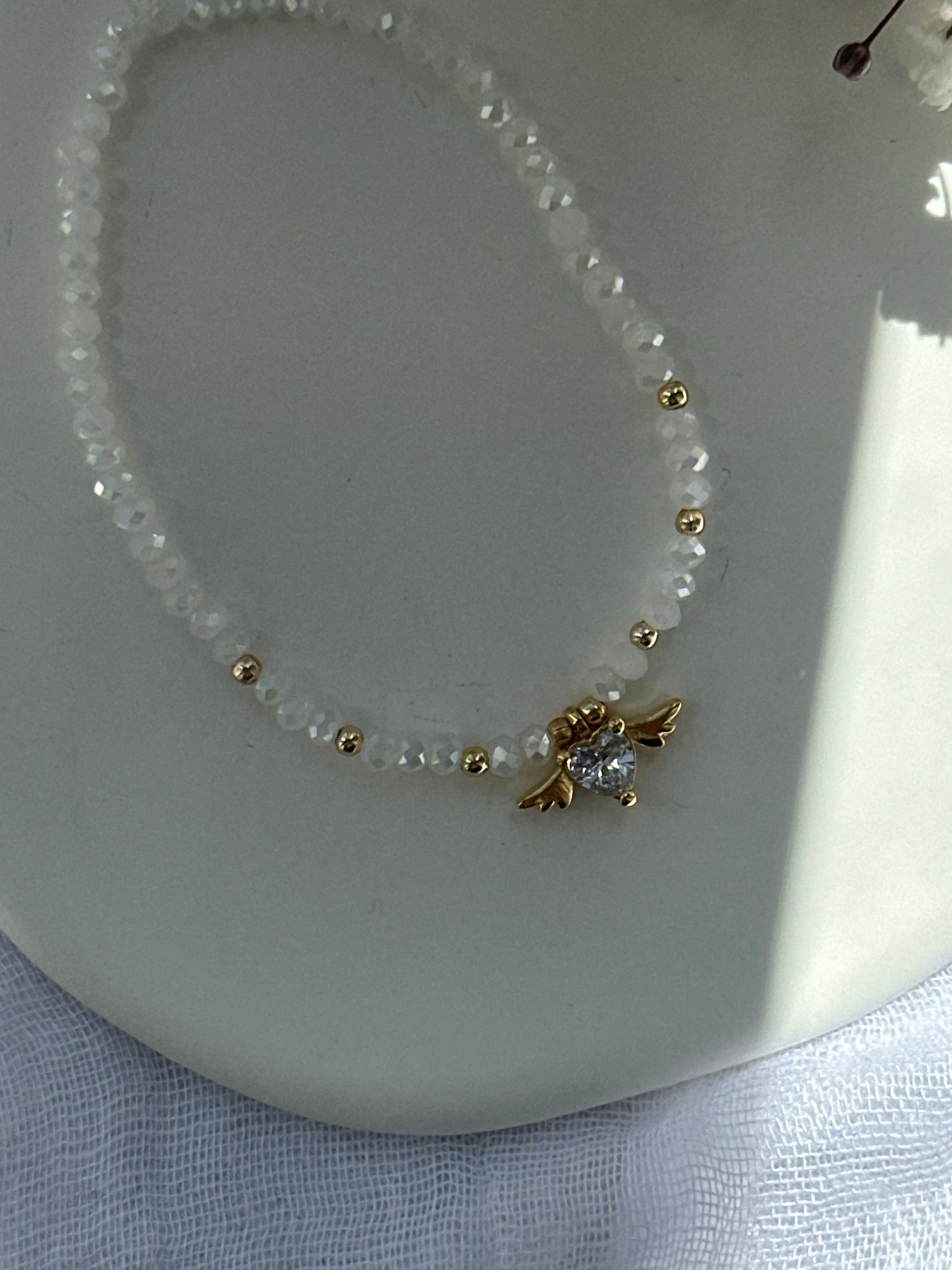 Perlenarmband mit Weißen Kristallperlen und goldenen Details + Herz/Engel Anhänger - 10735