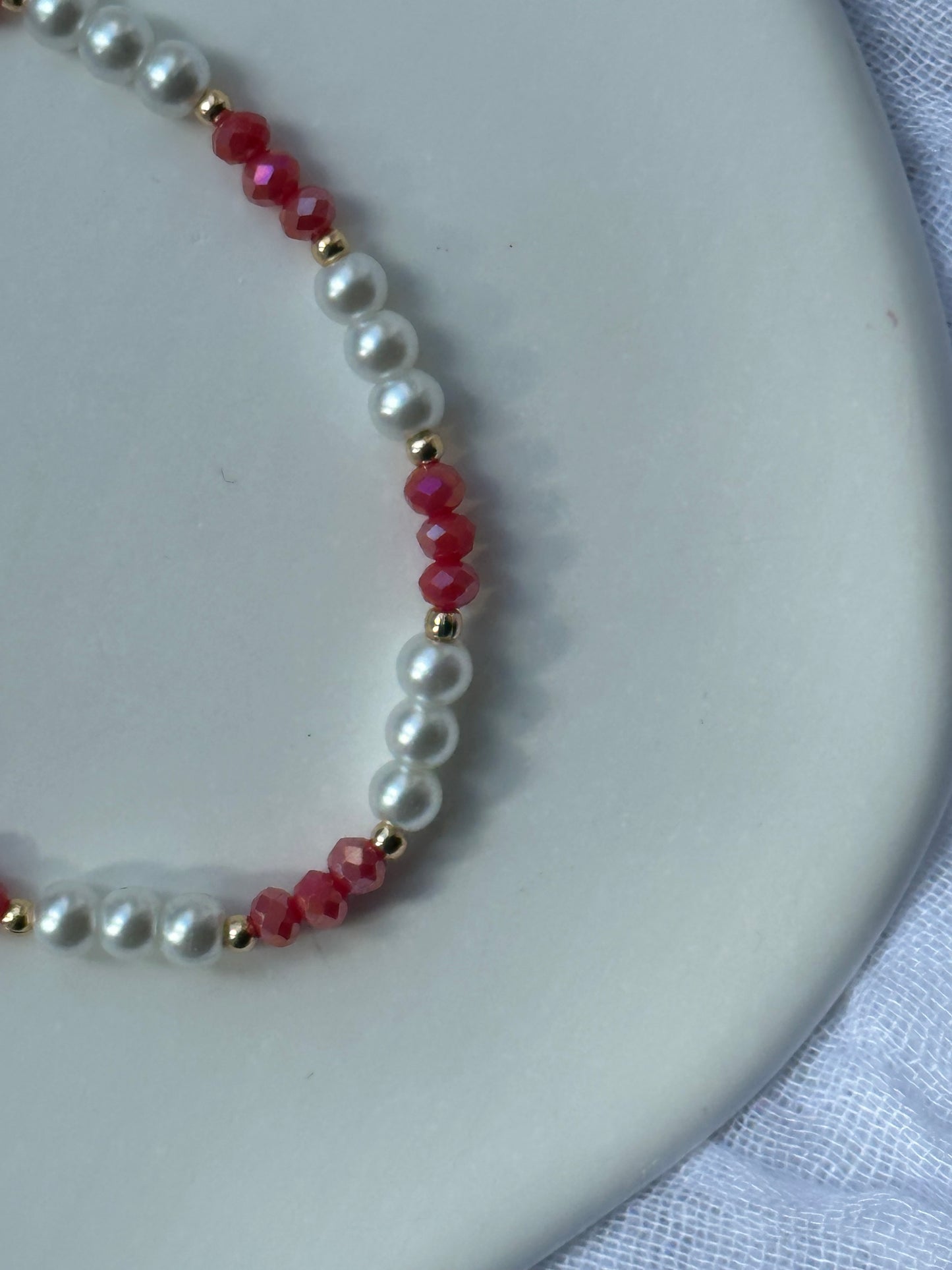 Perlenarmband mit Weißen Glasperlen und Kristallperlen - 10672