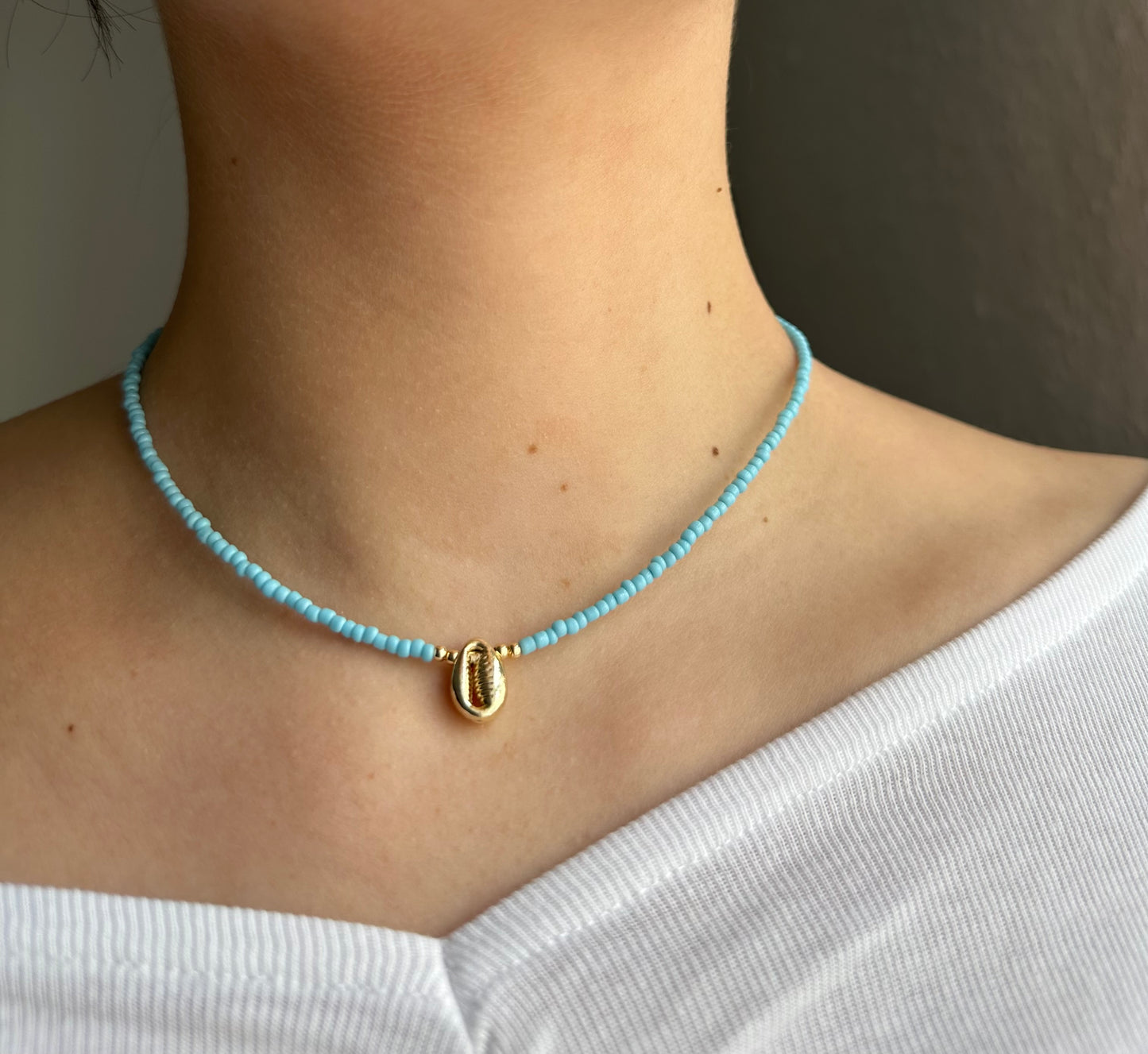 Perlenkette mit Blauen Perlen + Muschel Anhänger - 10603