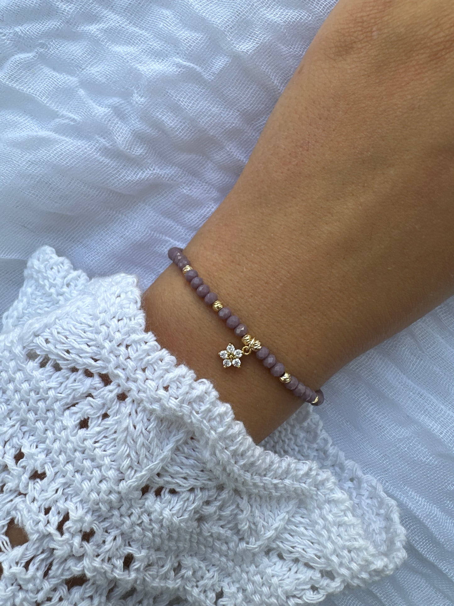 Perlenarmband mit taupe farbenen Kristallperlen und Zirkonia Blumen Anhänger - 10277