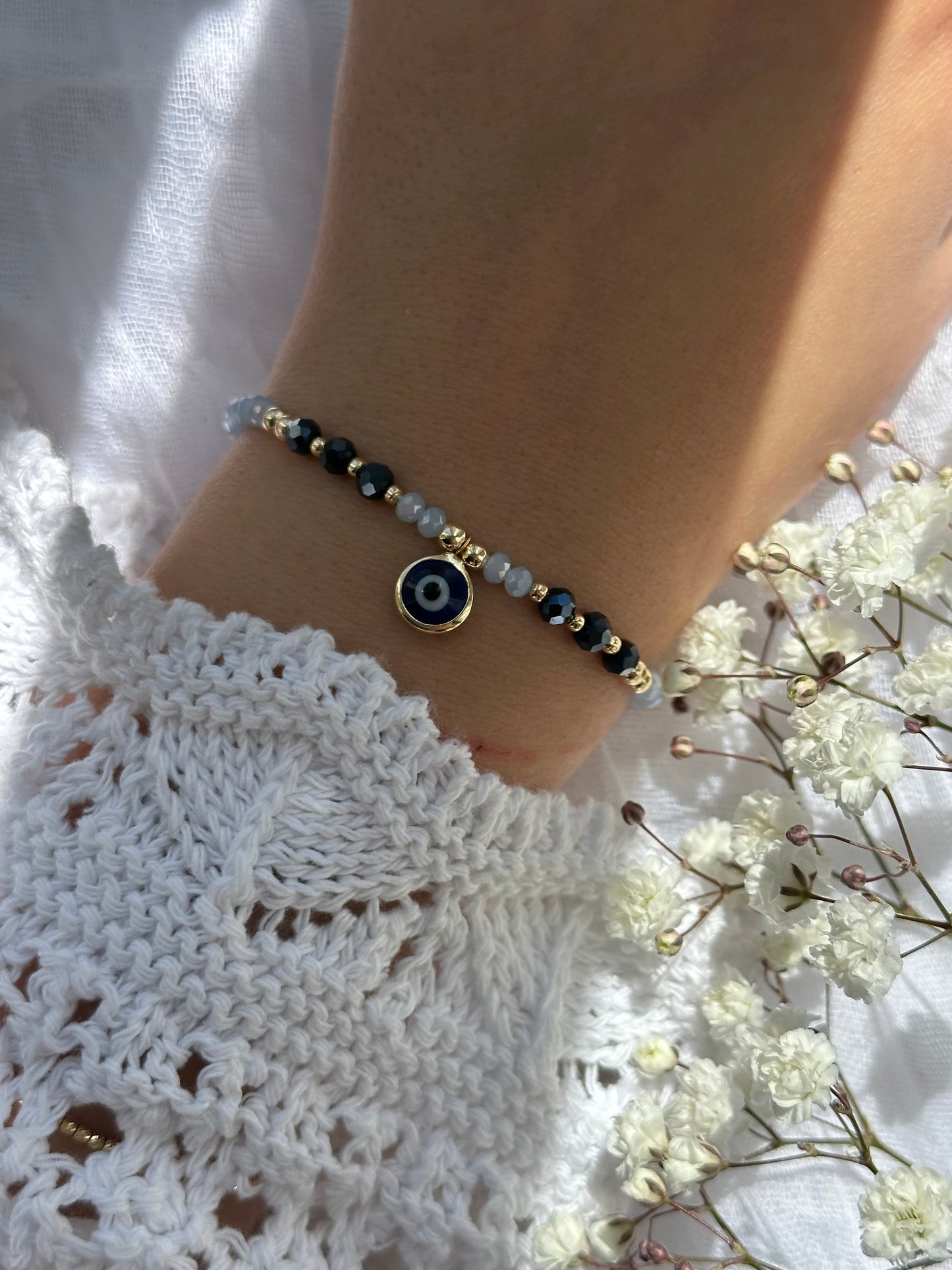Perlenarmband mit Blauen Kristallperlen und goldenen Details + Nazar Anhänger - 10758