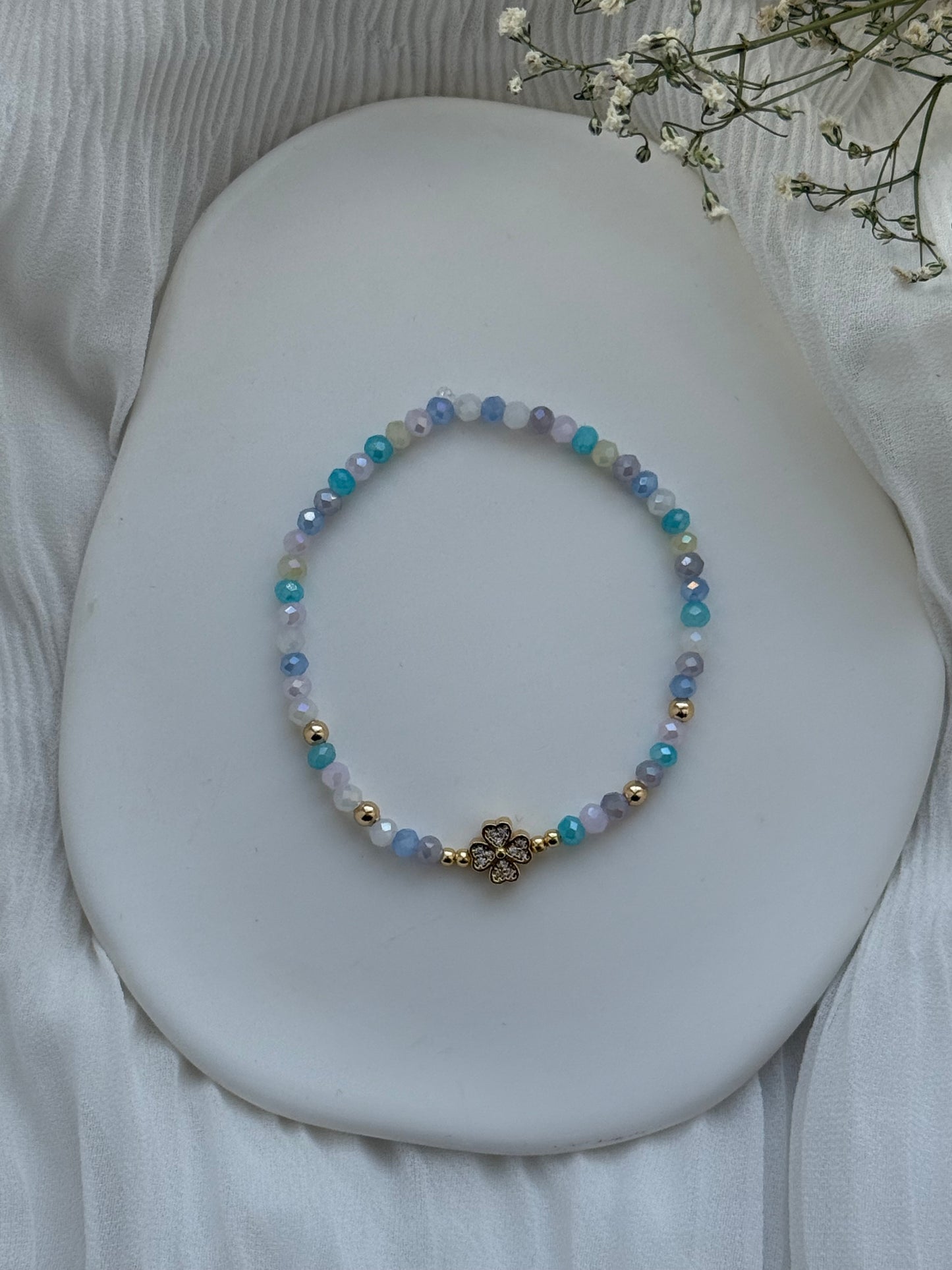 Perlenarmband mit Bunten Kristallperlen, Goldenen Perlen + Kleeblatt Anhänger - 2108