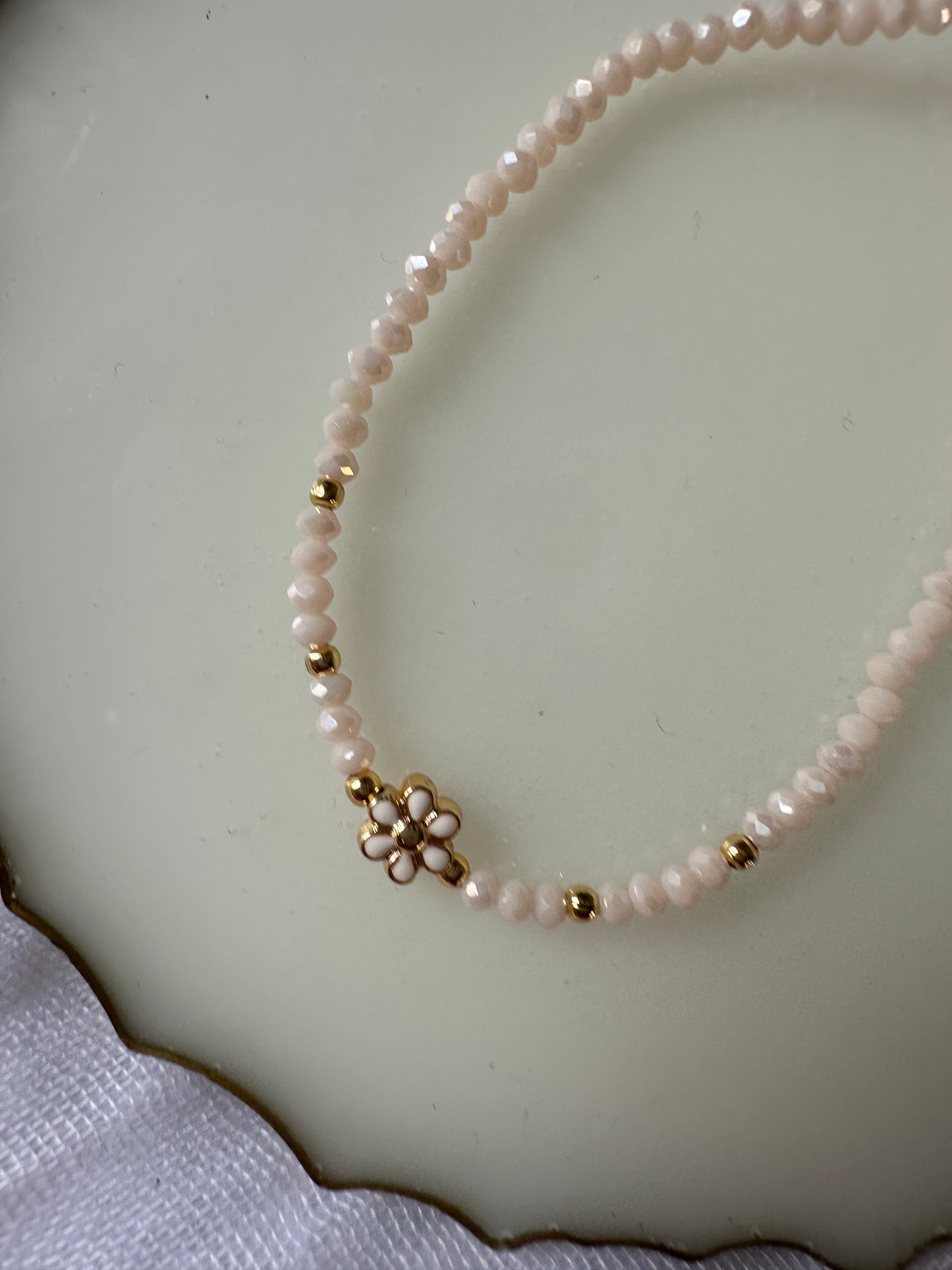Perlenarmband mit Beigen Kristallperlen und Blumen Anhänger - 10456