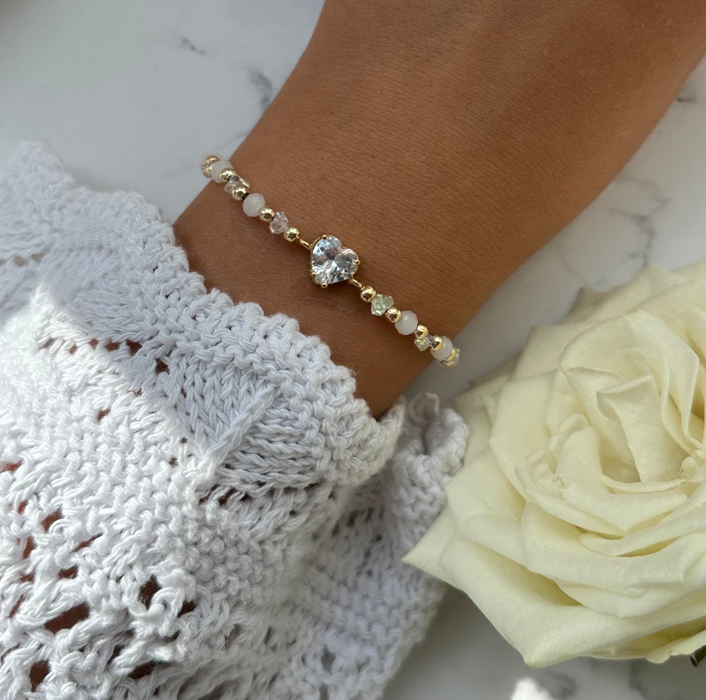 Perlenarmband mit Weißen, Kristallperlen und Goldenen Perlen + Zirkonia Herz Anhänger - 10886