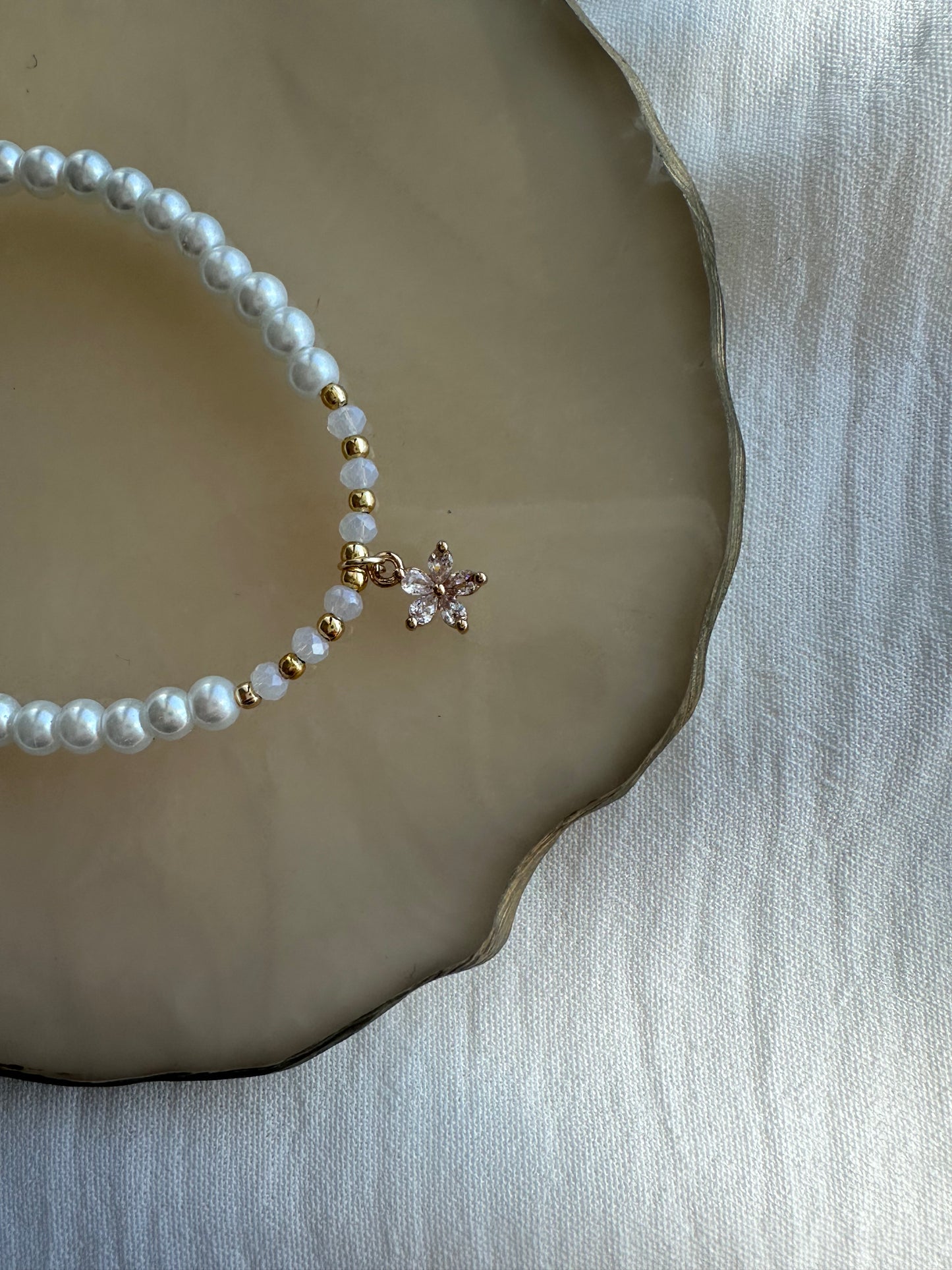 Perlenarmband mit Weißen Glasperlen und Weißen Kristallperlen + Blumen Anhänger - 10428