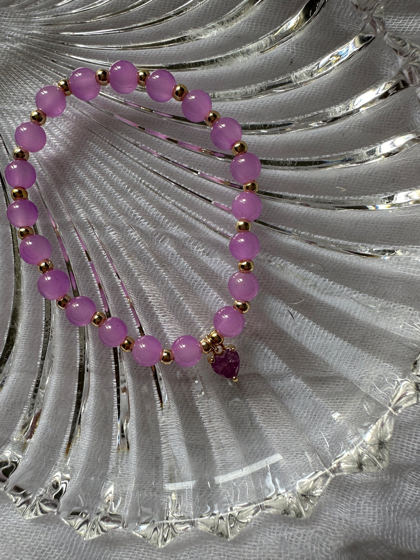 Perlenarmband mit Lila Glasperlen und Herz Anhänger - 10278