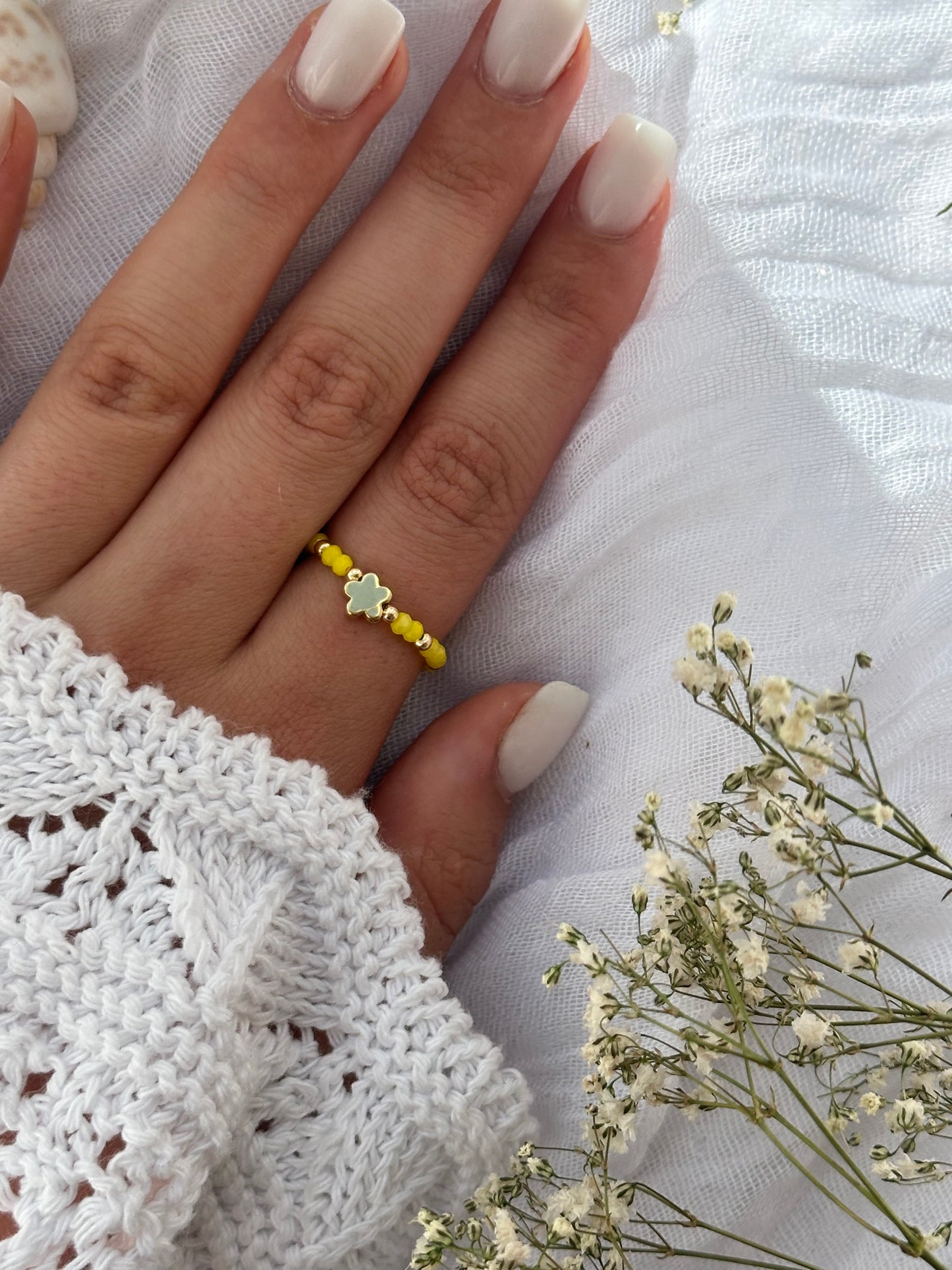 Perlenring mit Gelben Kristallperlen und goldenen Details + Blumen Anhänger - 10788