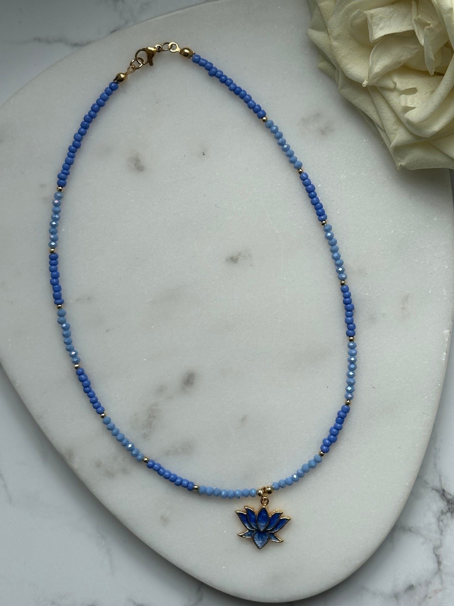 Perlenkette mit Blauen Perlen und Goldenen Perlen + Lotus Anhänger - 10929