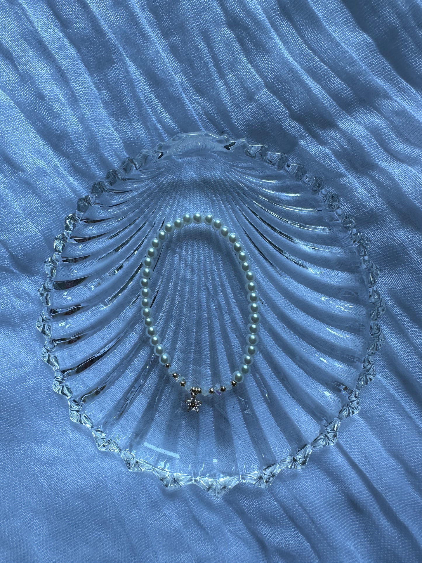 Perlenarmband mit Weißen Perlen und Weißen Kristallperlen und Blumen Anhänger - 10430