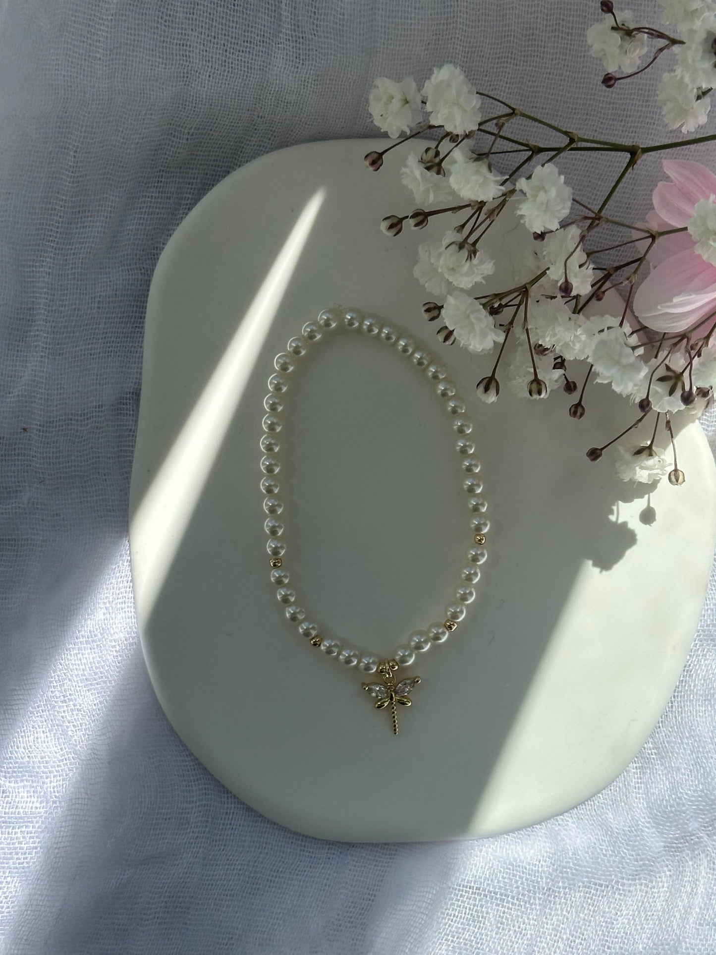 Perlenarmband mit Beigen Glasperlen und goldenen Details + Libellen Anhänger - 10720