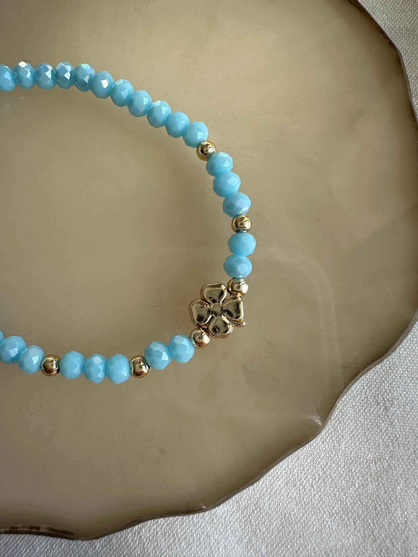 Perlenarmband mit Blauen Kristallperlen und Kleeblatt Anhänger - 10266