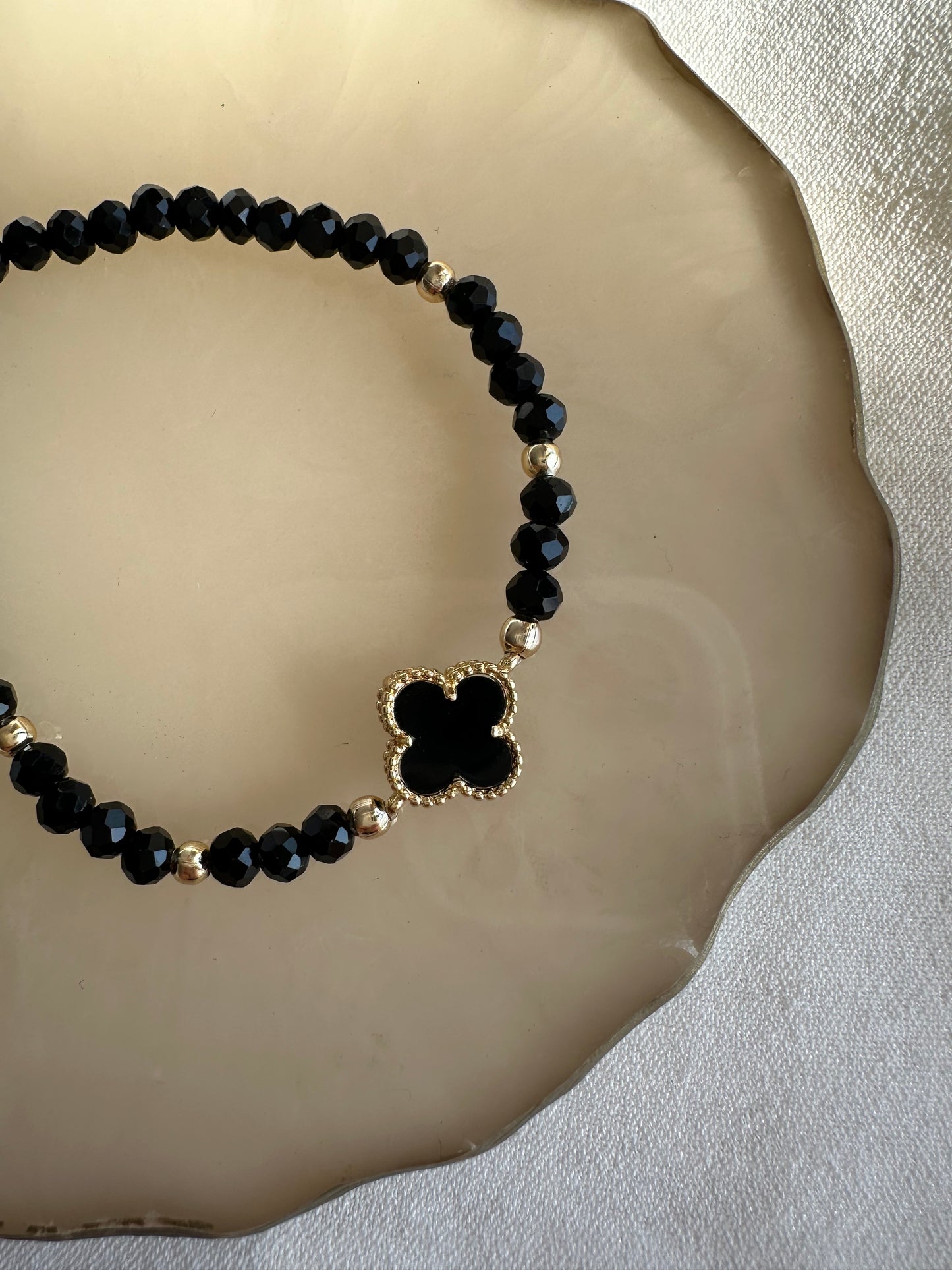 Perlenarmband mit Schwarzen Kristallperlen und Kleeblatt Anhänger - 10443