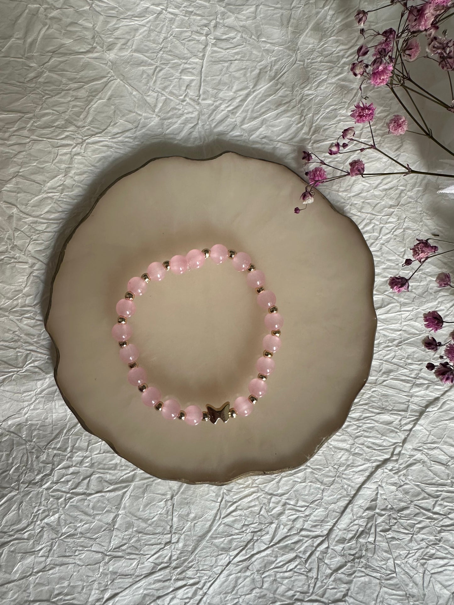 Perlenarmband mit Rosa Glasperlen und Schmetterling Anhänger - 10419