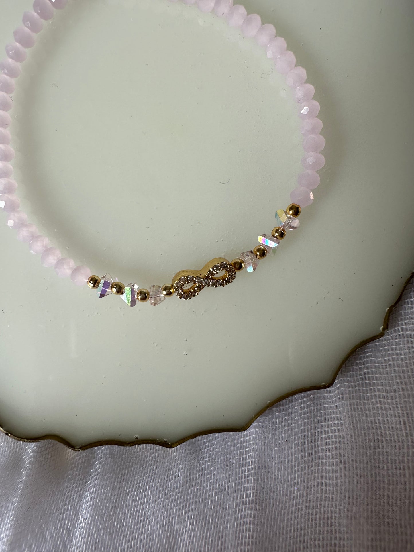 Perlenarmband mit Rosa Kristallperlen und Unendlichkeits Anhänger - 10455