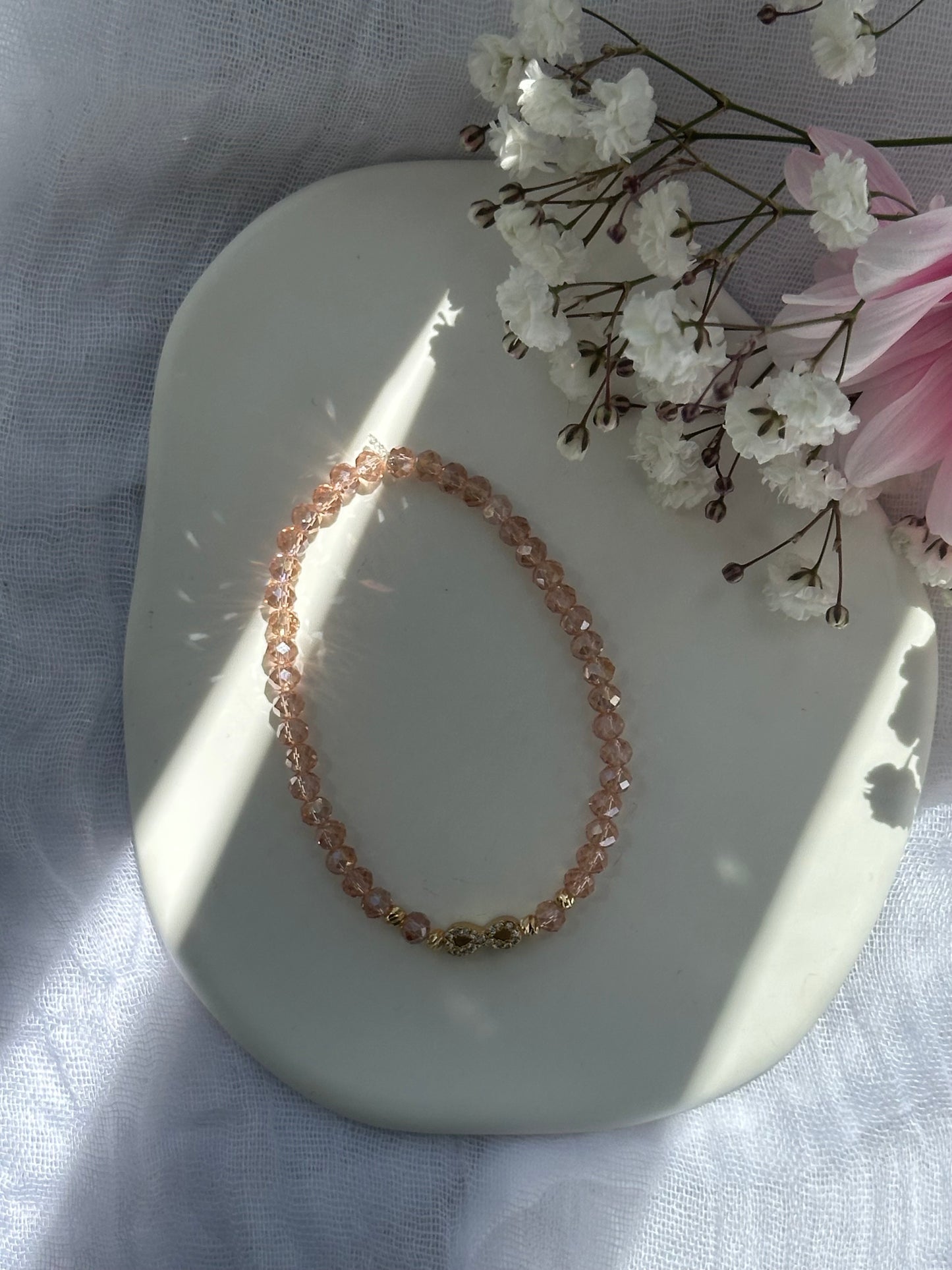 Perlenarmband mit Rose Kristallperlen und goldenen Details + Unendlichkeits Anhänger - 10738