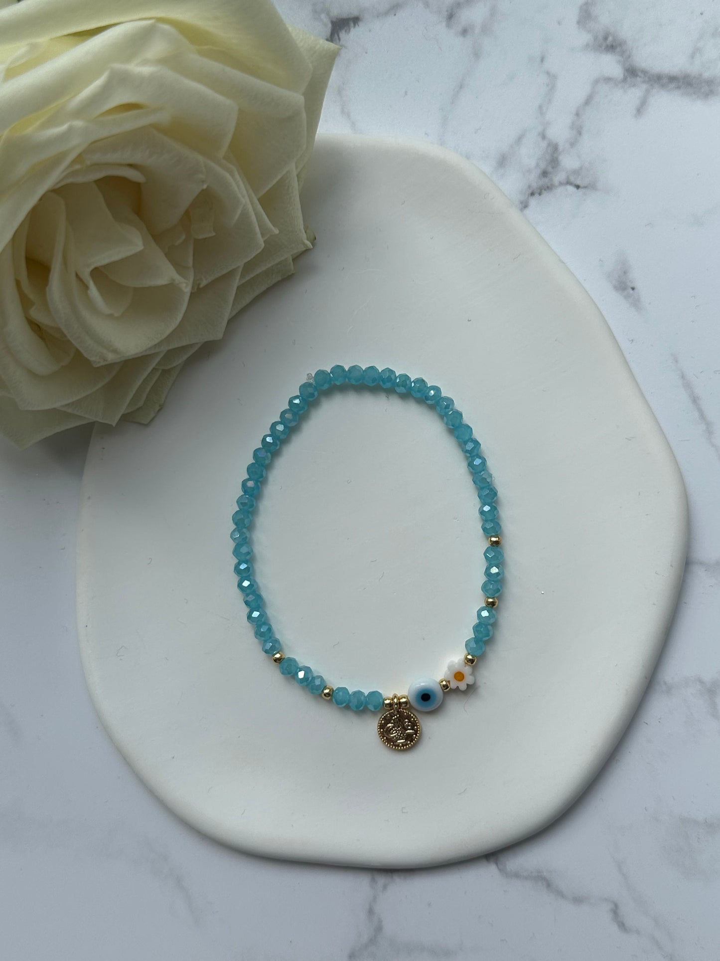 Perlenarmband mit Blauen Kristallperlen und Goldenen Perlen + Taler, Nazar und Papatya Anhänger - 10888