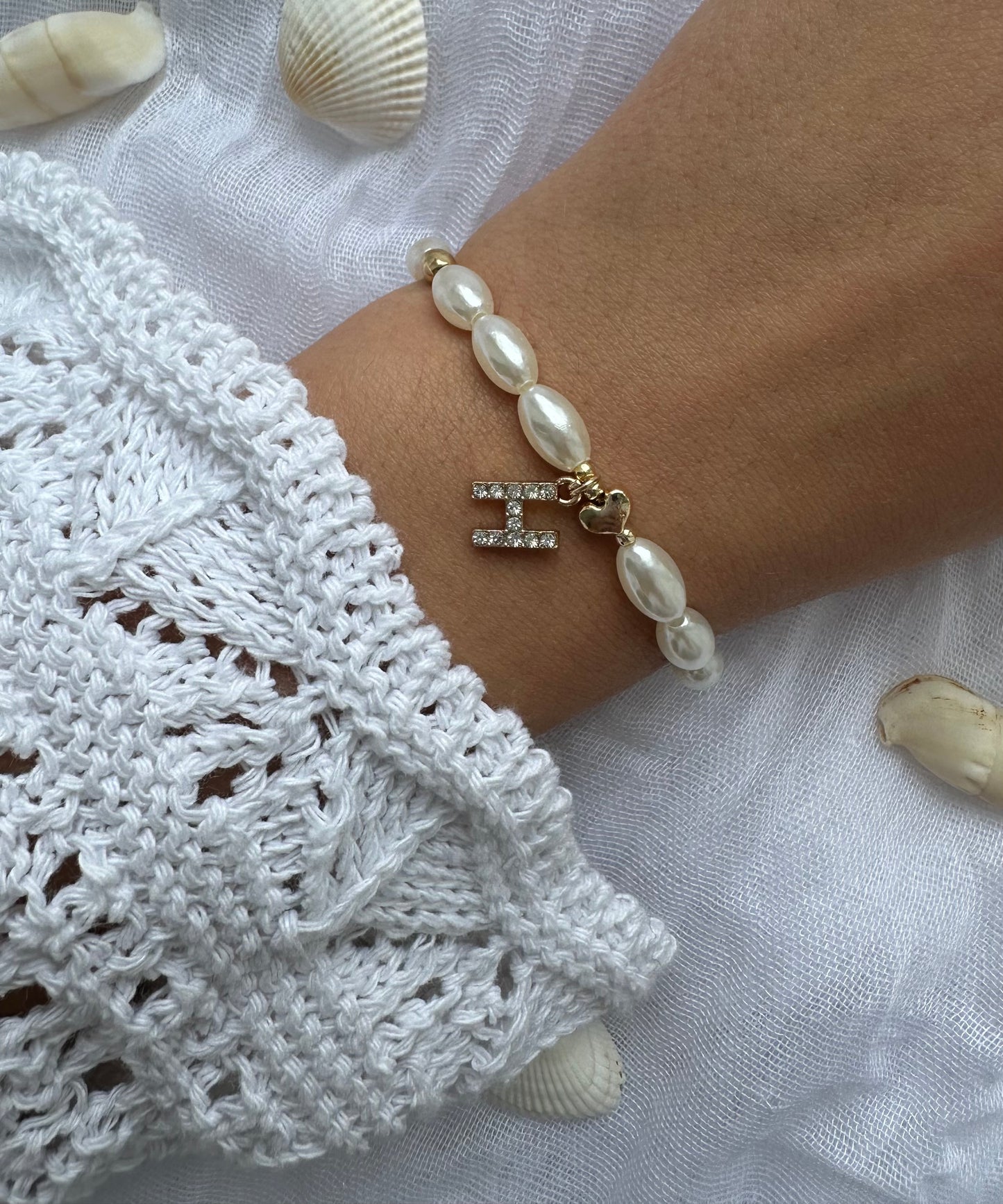 Perlenarmband personalisiert mit Weißen Perlen und Herz Anhänger - 10426