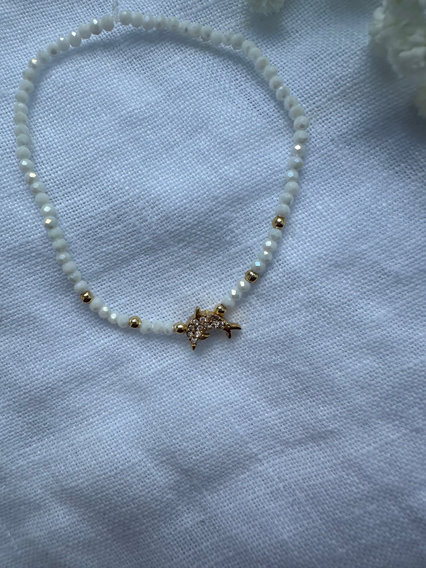 Perlenarmband mit Weißen Kristallperlen und Delfin Anhänger - 10438