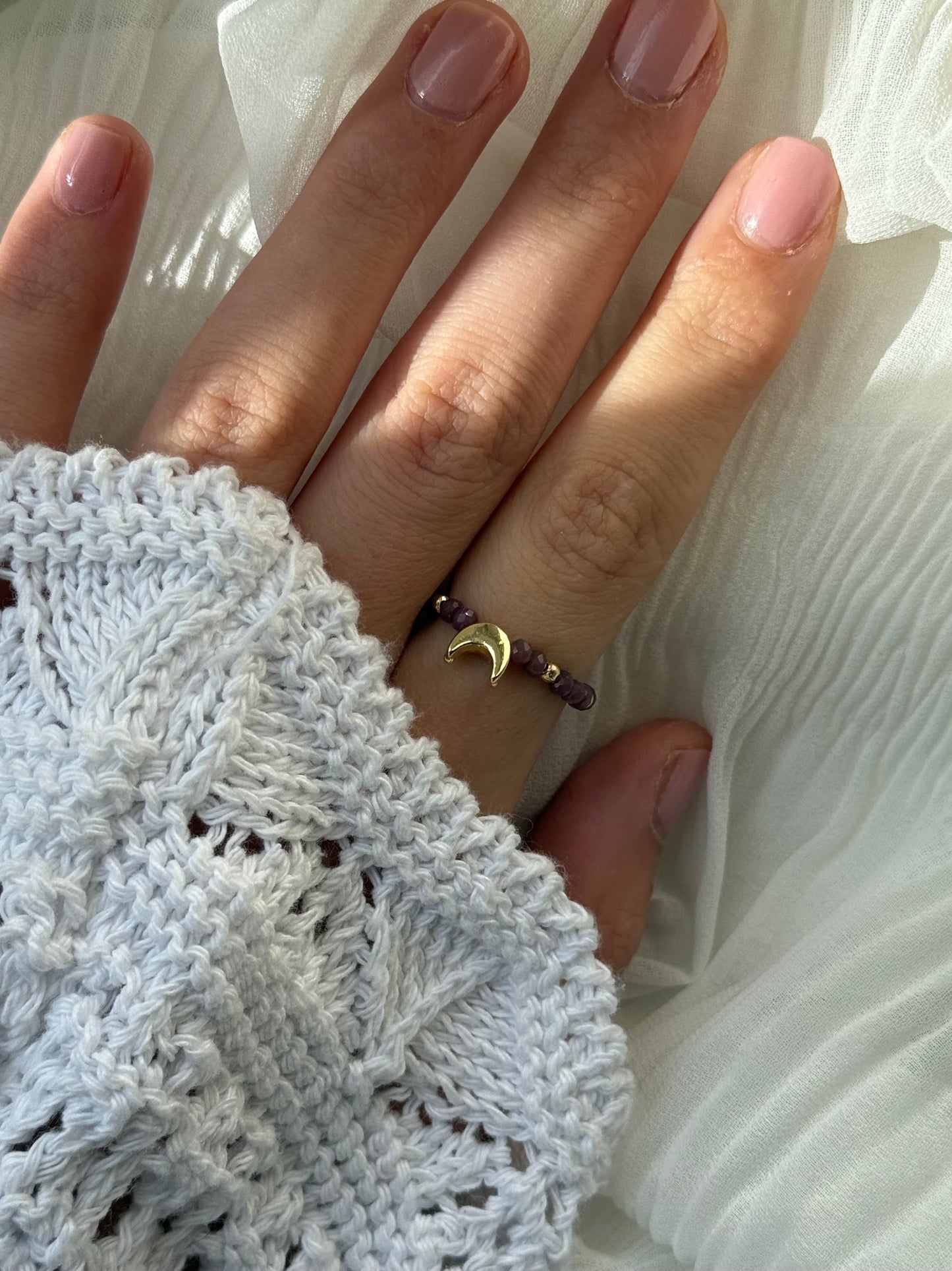 Perlenring mit Braunen Kristallperlen, Goldenen Details + Mond Anhänger - 111196