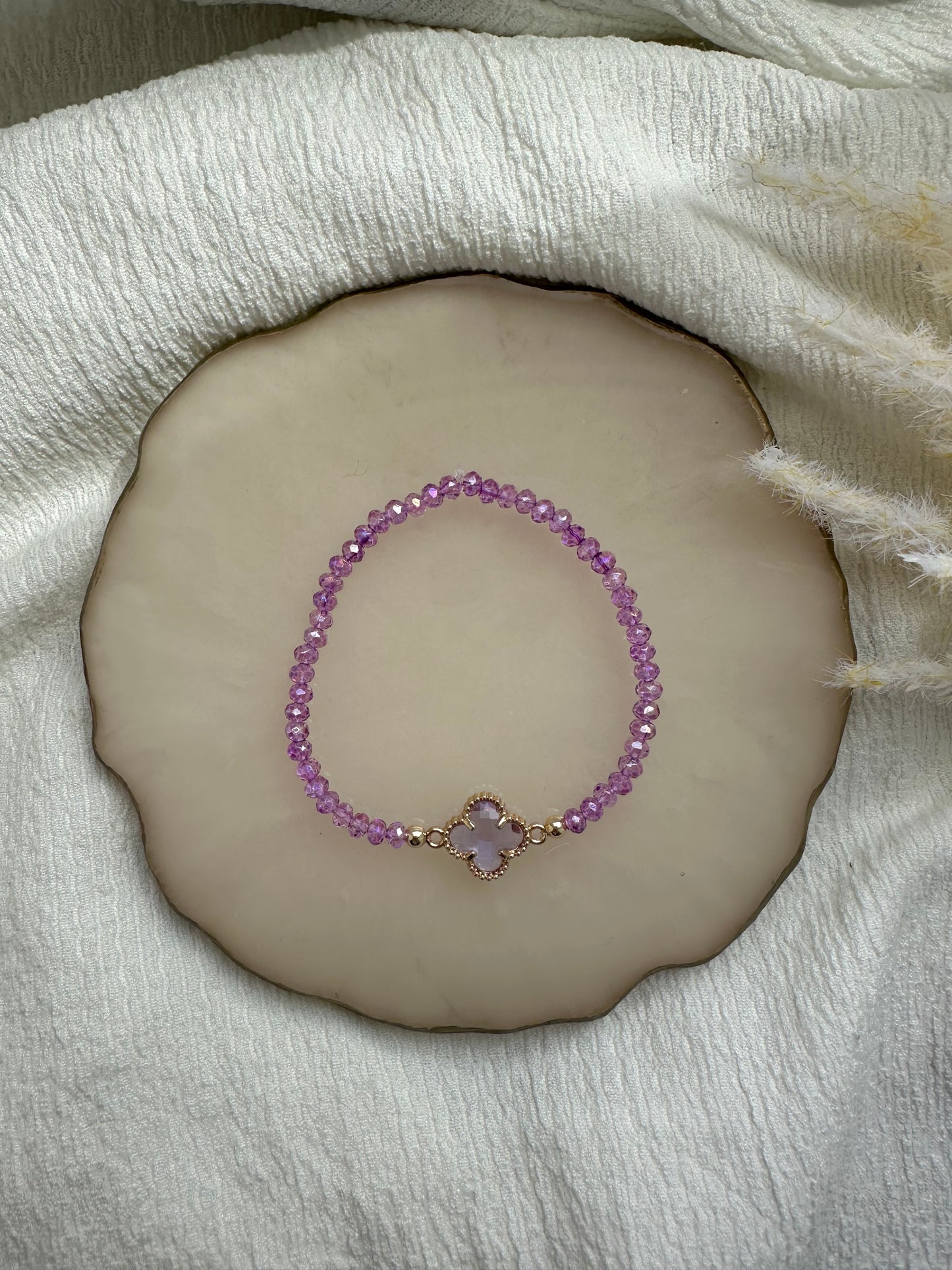 Perlenarmband mit Lila Kristallperlen und Kleeblatt Anhänger - 10361